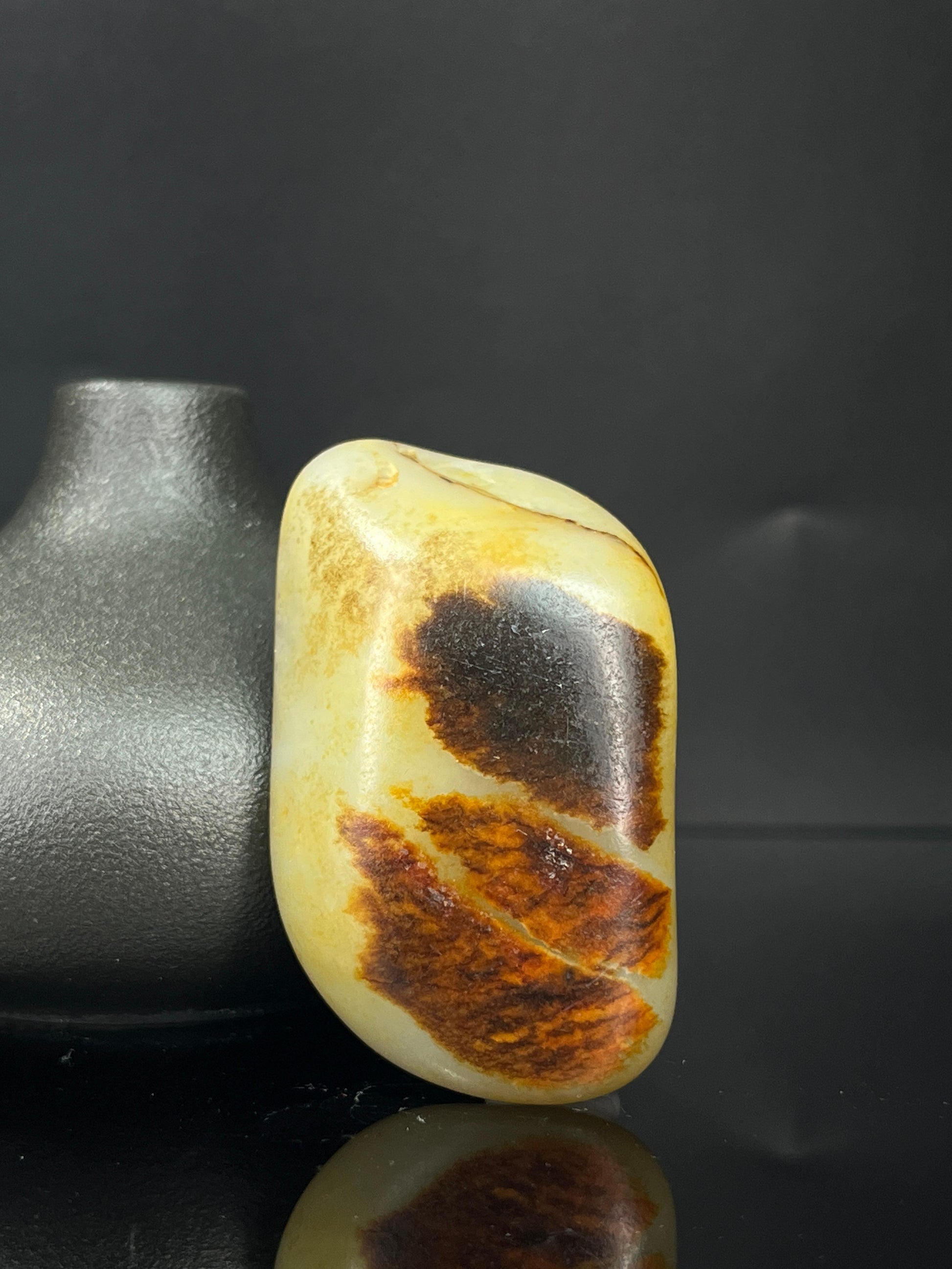 新疆和田玉暖白种聚黑皮籽料原石（yc241954）