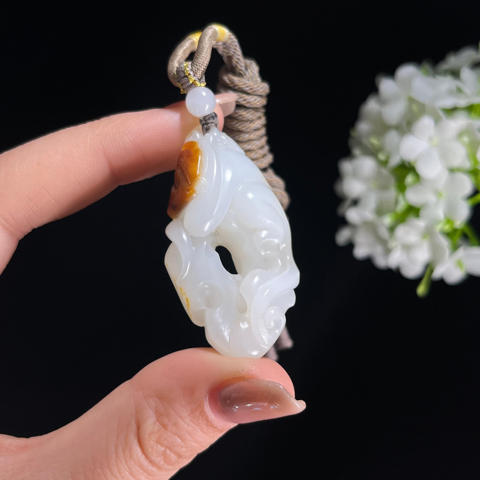 新疆天然和田玉白玉红皮籽料灵猴献瑞雕刻挂件（yc379531）