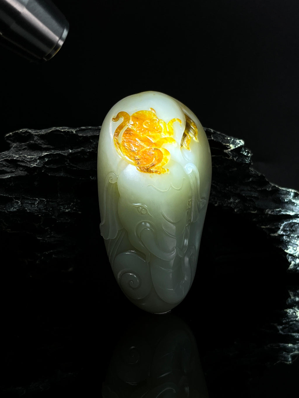 新疆和田玉籽料成品洒金皮手把件大象猴子雕刻件（yc239802）