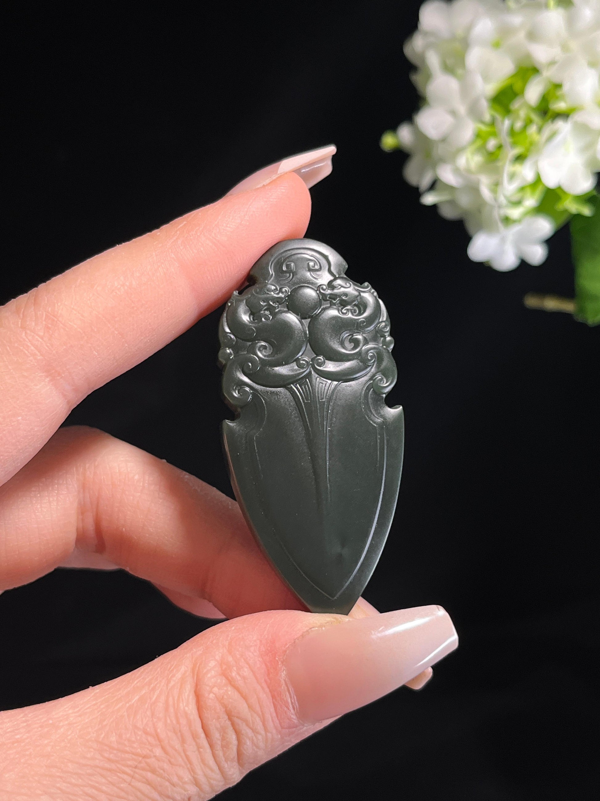 新疆天然和田玉塔青料“双龙戏珠”纹仿古玉牌挂件2（yc260263）