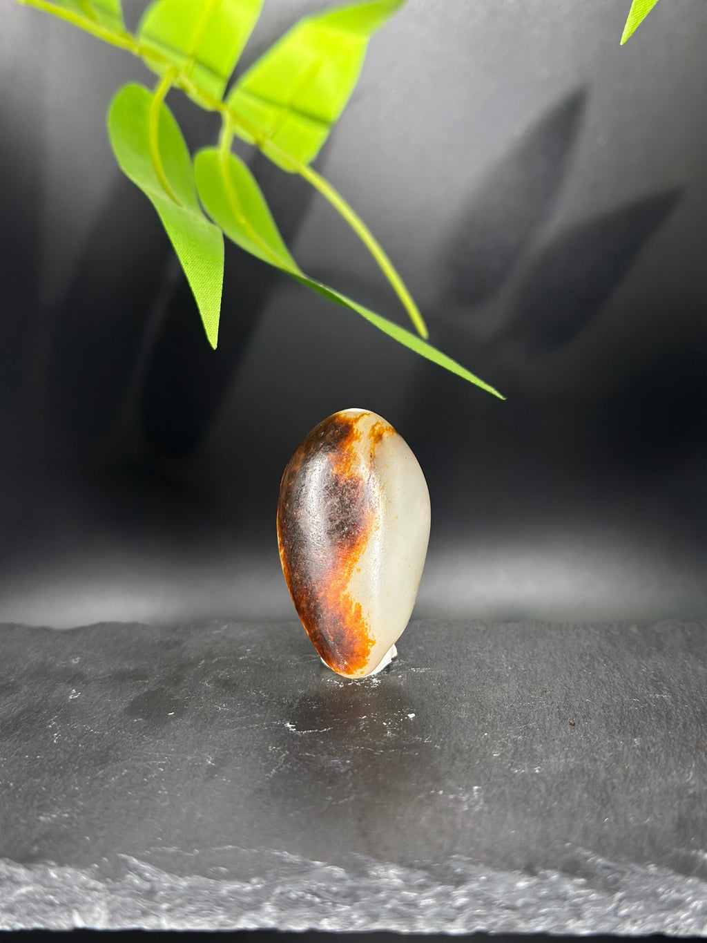 和田玉「玄袍白玉」脂白籽料黑红聚皮独籽把件（yc783207）