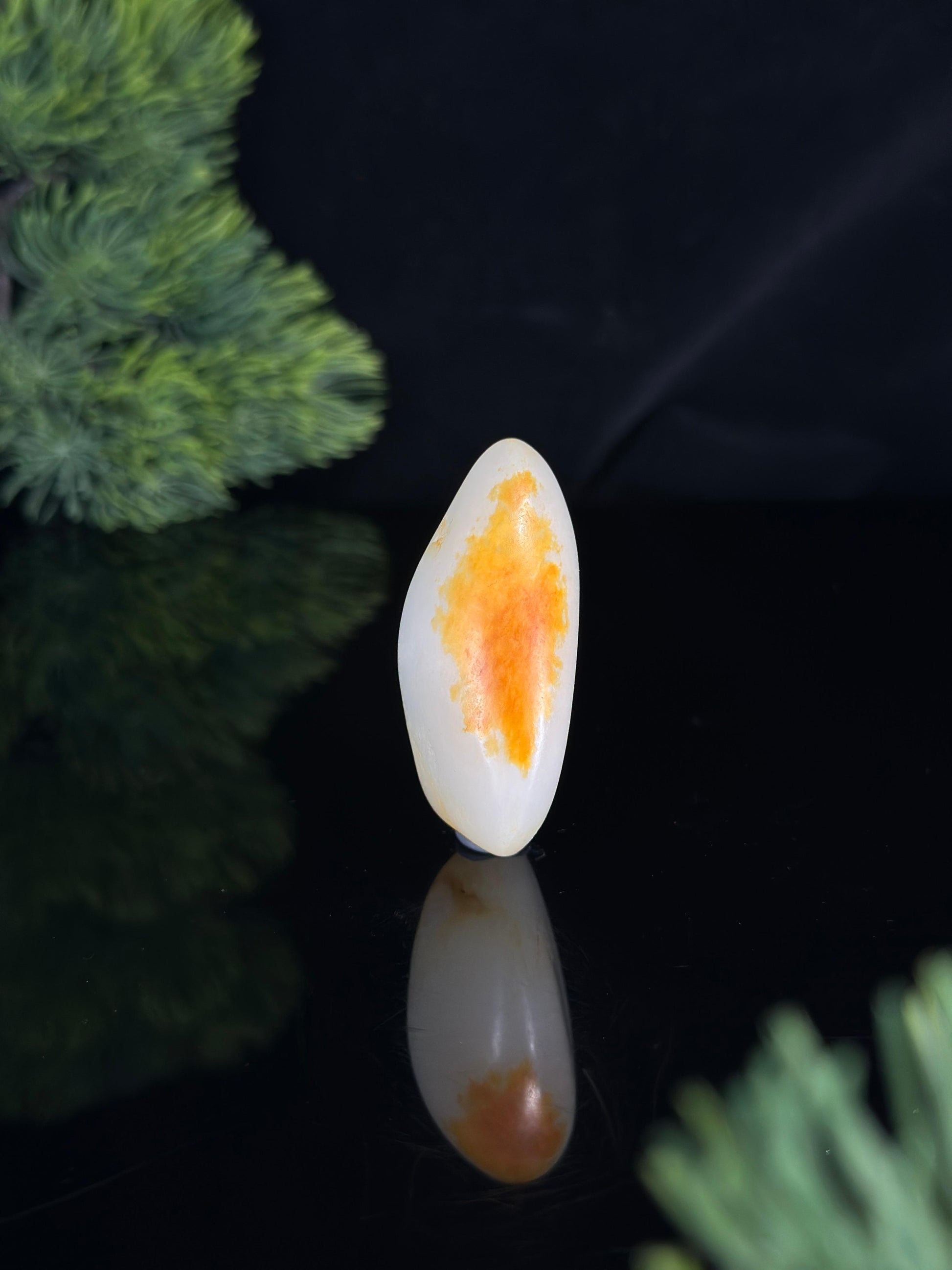 新疆和田玉“红影摇霜”白玉聚红皮籽料（yc458992）