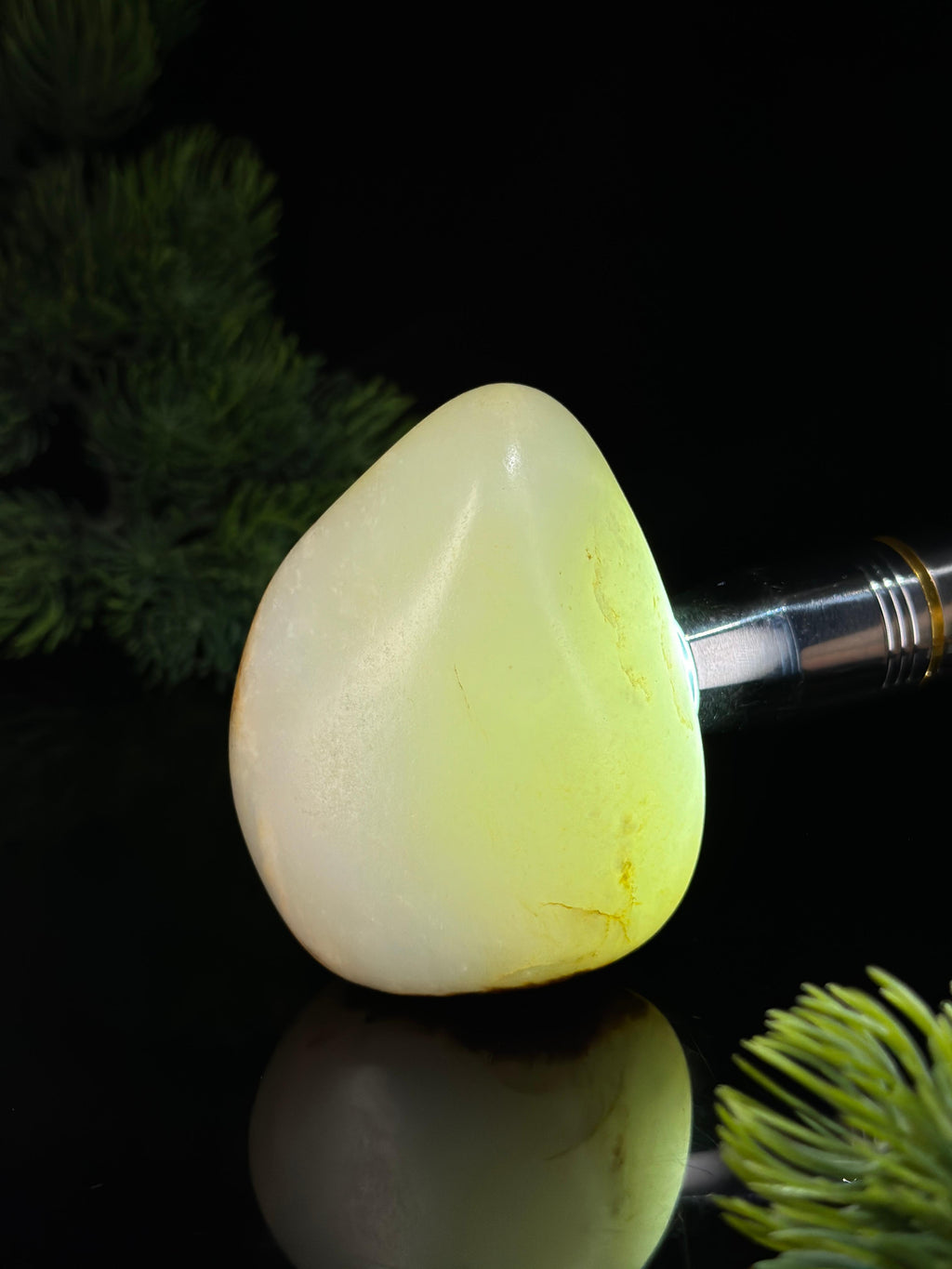新疆和田玉白玉虎纹聚黑皮籽料小摆件（yc479181）