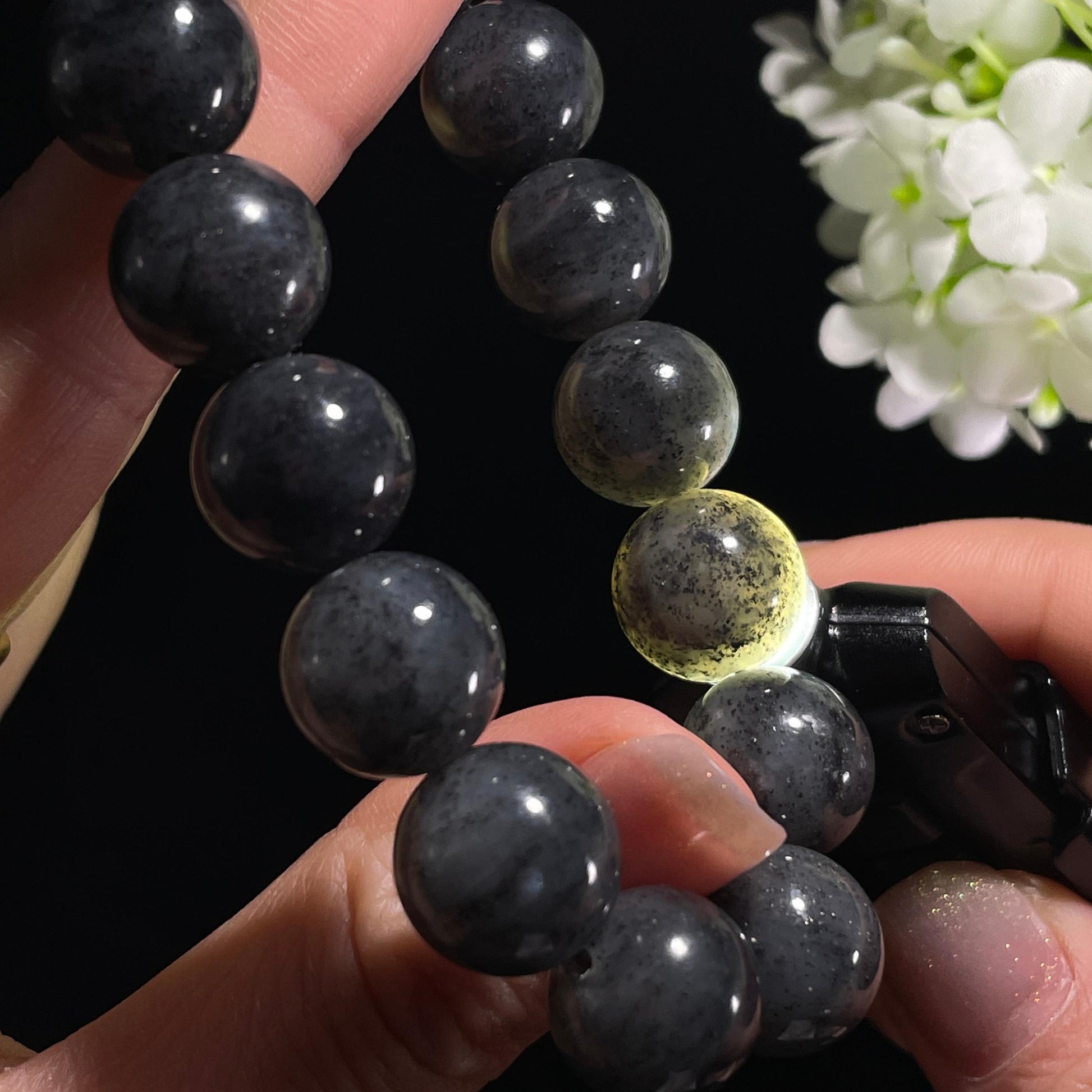 新疆天然和田玉“墨玉烟岚”青花籽料手串（yc306779）