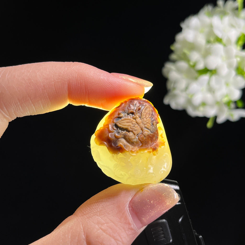 和田玉籽料“金蝶戏花”雕刻挂件（yc303422）