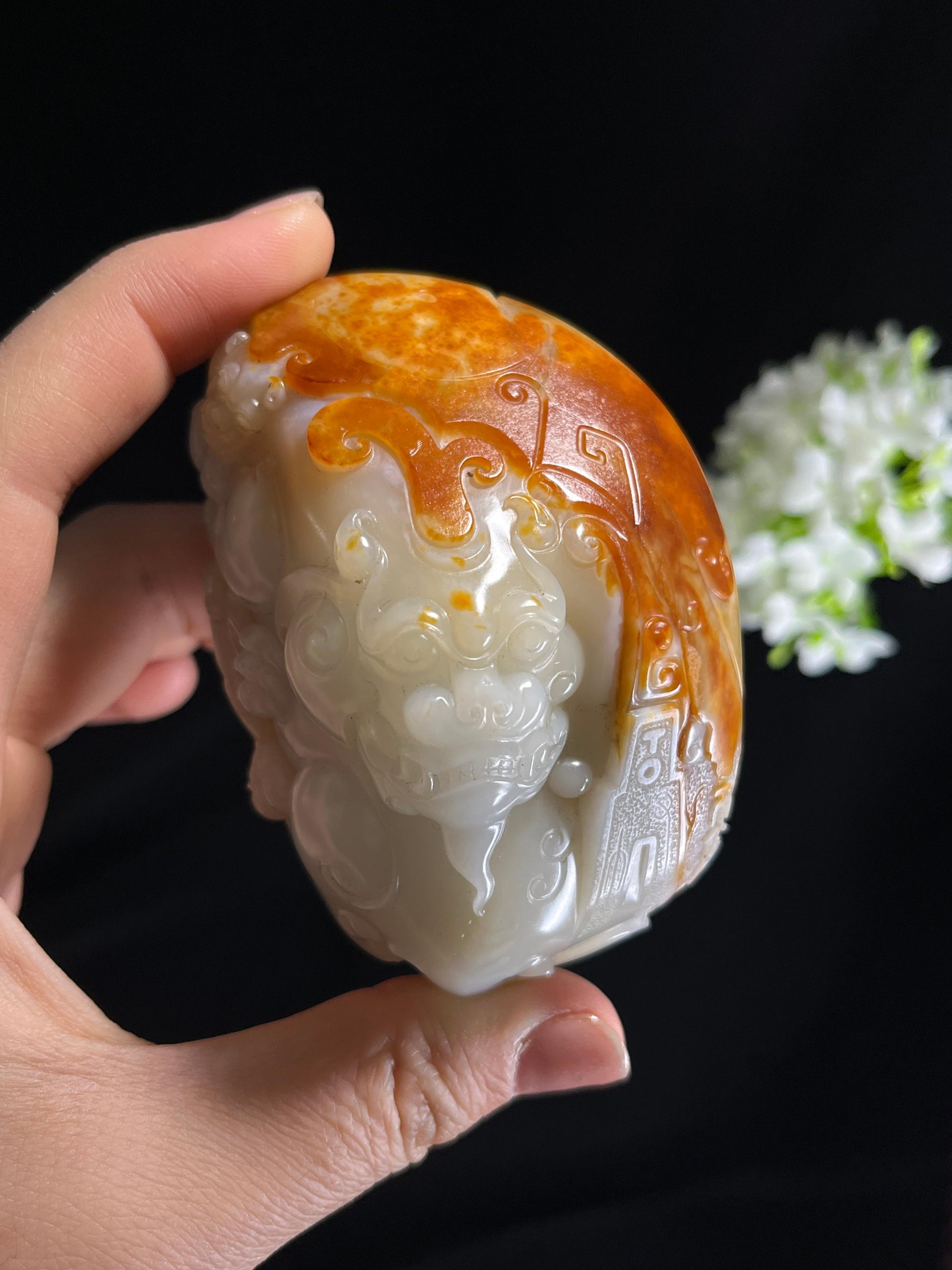 新疆天然和田玉籽料聚红皮仿古纹貔貅雕刻手把件（yc272175）