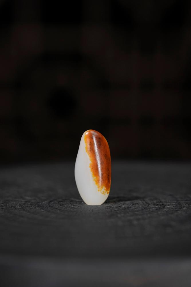 新疆和田玉聚红皮白肉籽料原石挂件（yc233419）