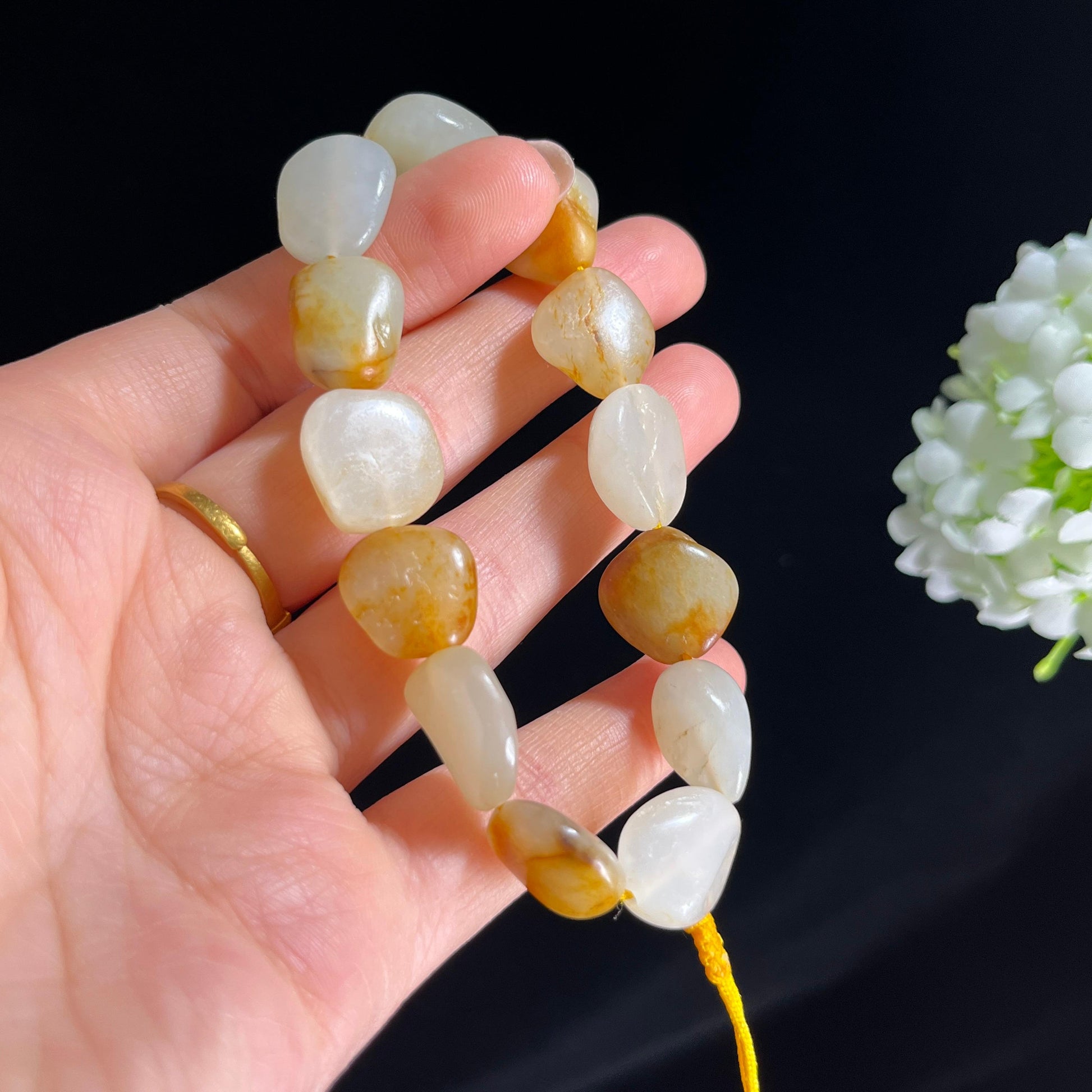 和田一级白玉洒金皮籽料原石手串（yc282951）