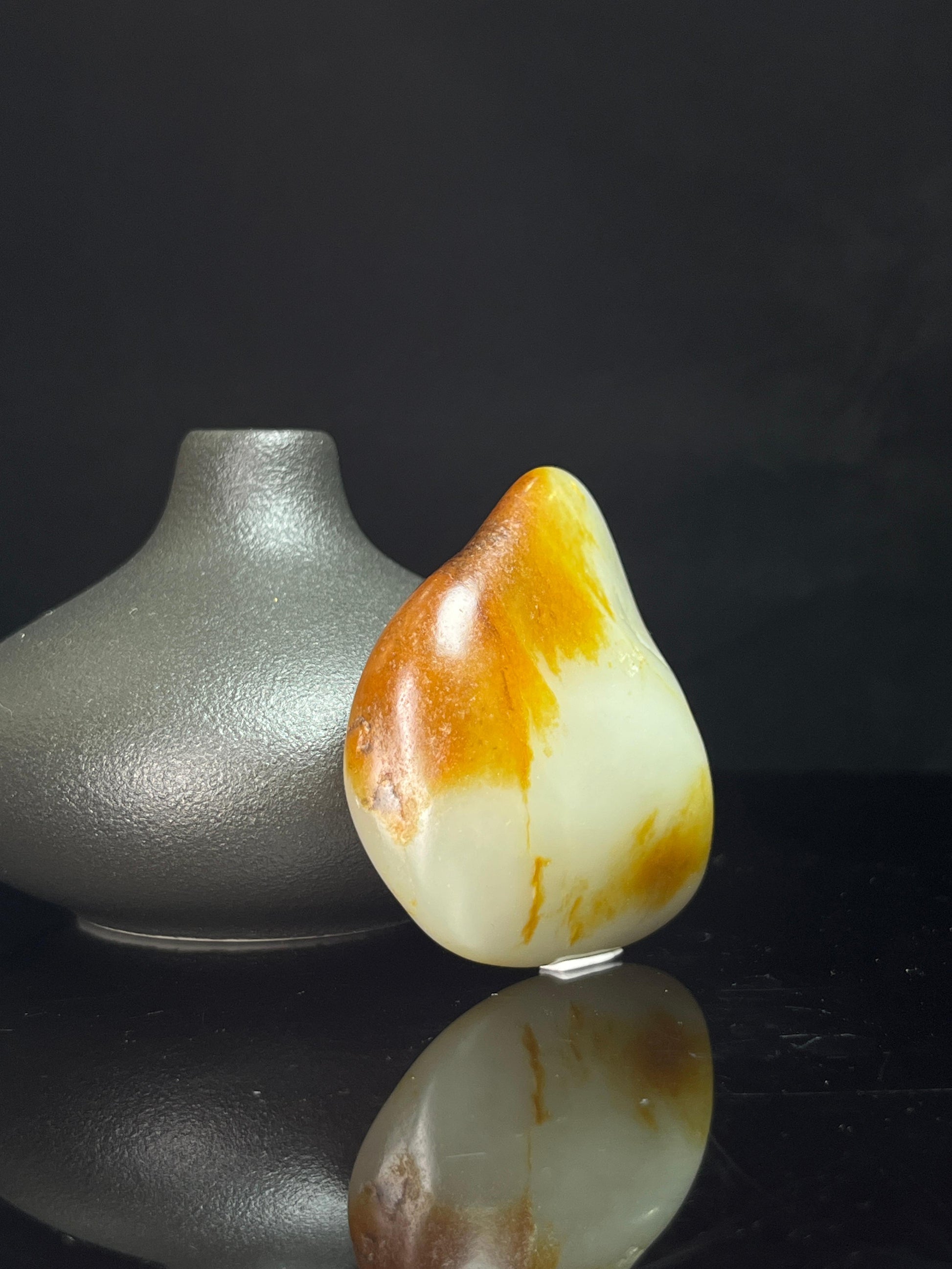 新疆和田玉籽料原石红皮白肉挂件（yc235079）