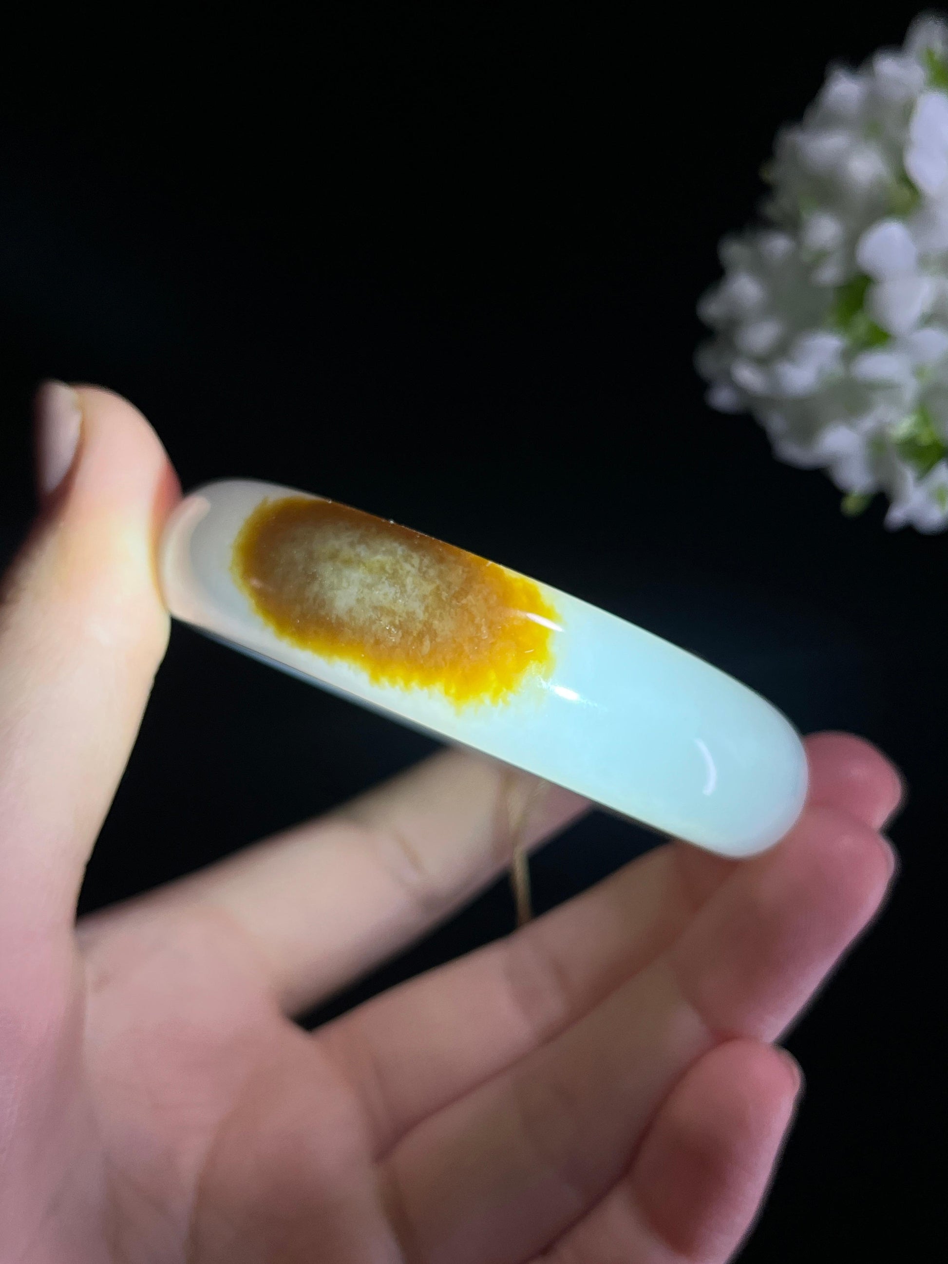 新疆天然和田玉“霜边暖珀”且末糖白收藏级手镯（卡55）（yc278472）