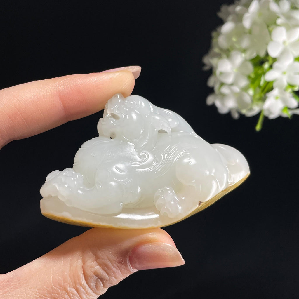 和田玉白玉洒金皮“金貅送财”籽料貔貅雕刻（yc355887）