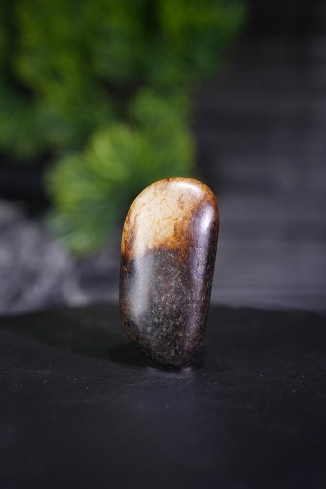 新疆和田玉老熟聚黑皮籽料原石挂坠（yc229028）