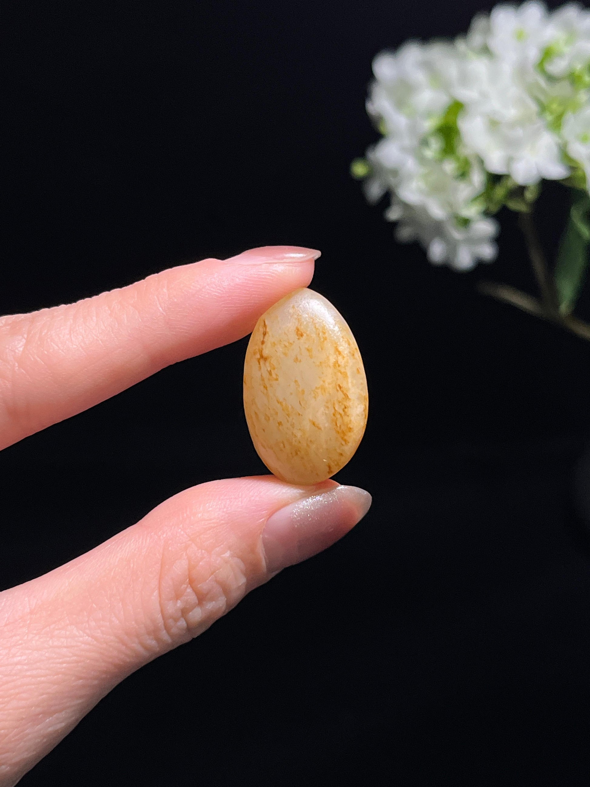 新疆和田玉洒金皮水滴型籽料原石（yc250771）