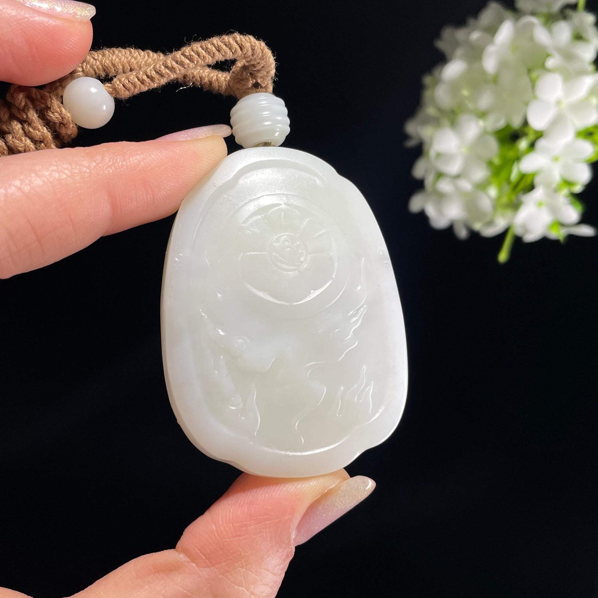 新疆天然和田玉白玉持莲观音雕刻挂件（yc360429）