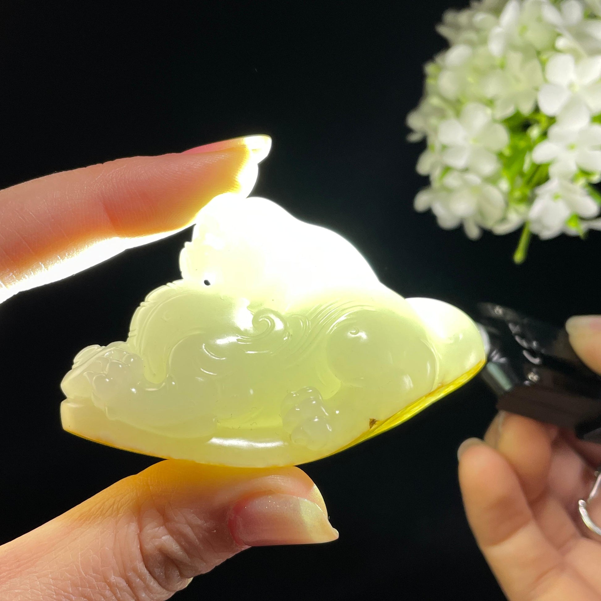 和田玉白玉洒金皮“金貅送财”籽料貔貅雕刻（yc355887）