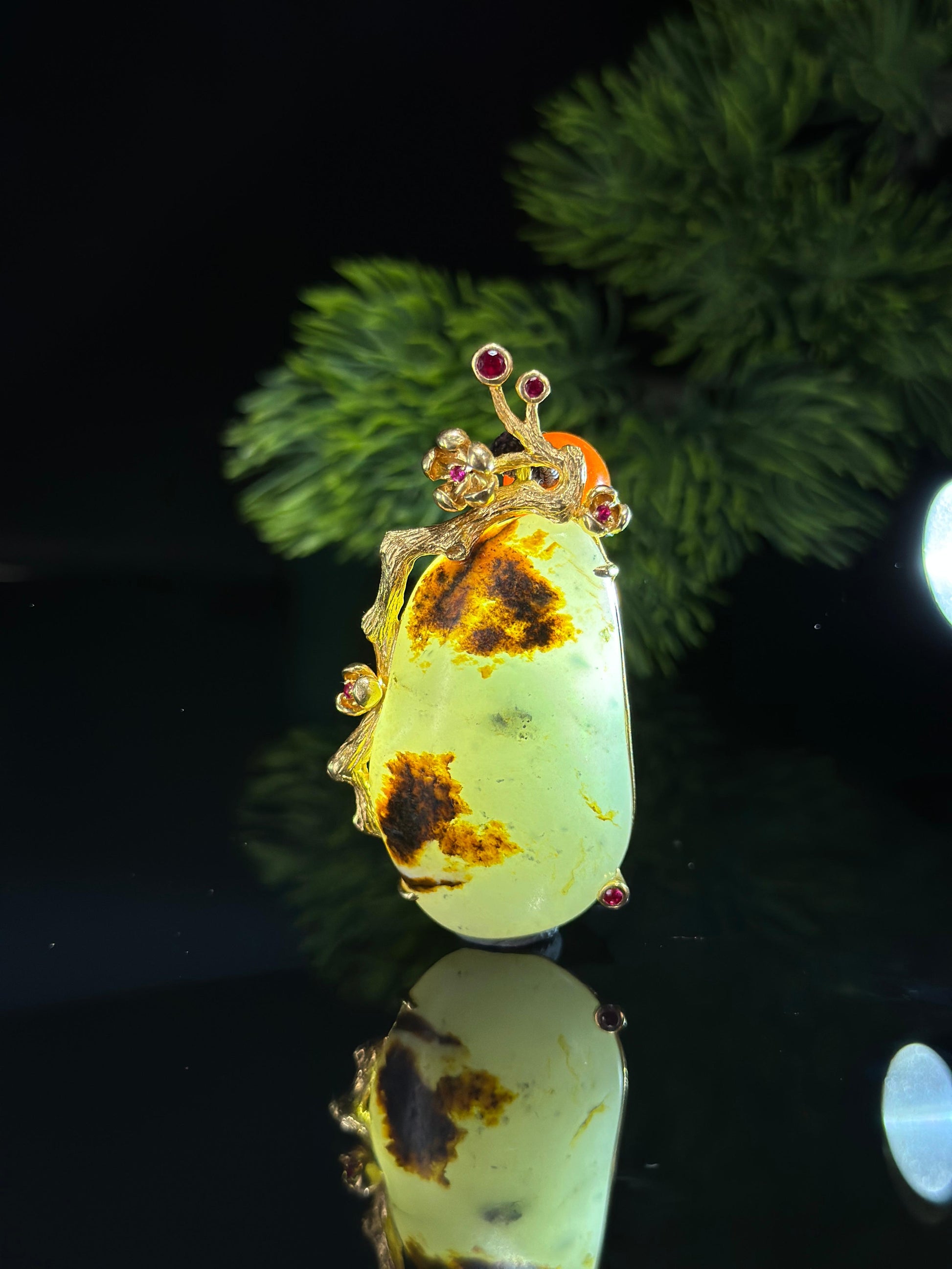 新疆和田玉18K金镶白玉带青花黑红皮籽料挂件（yc696296）