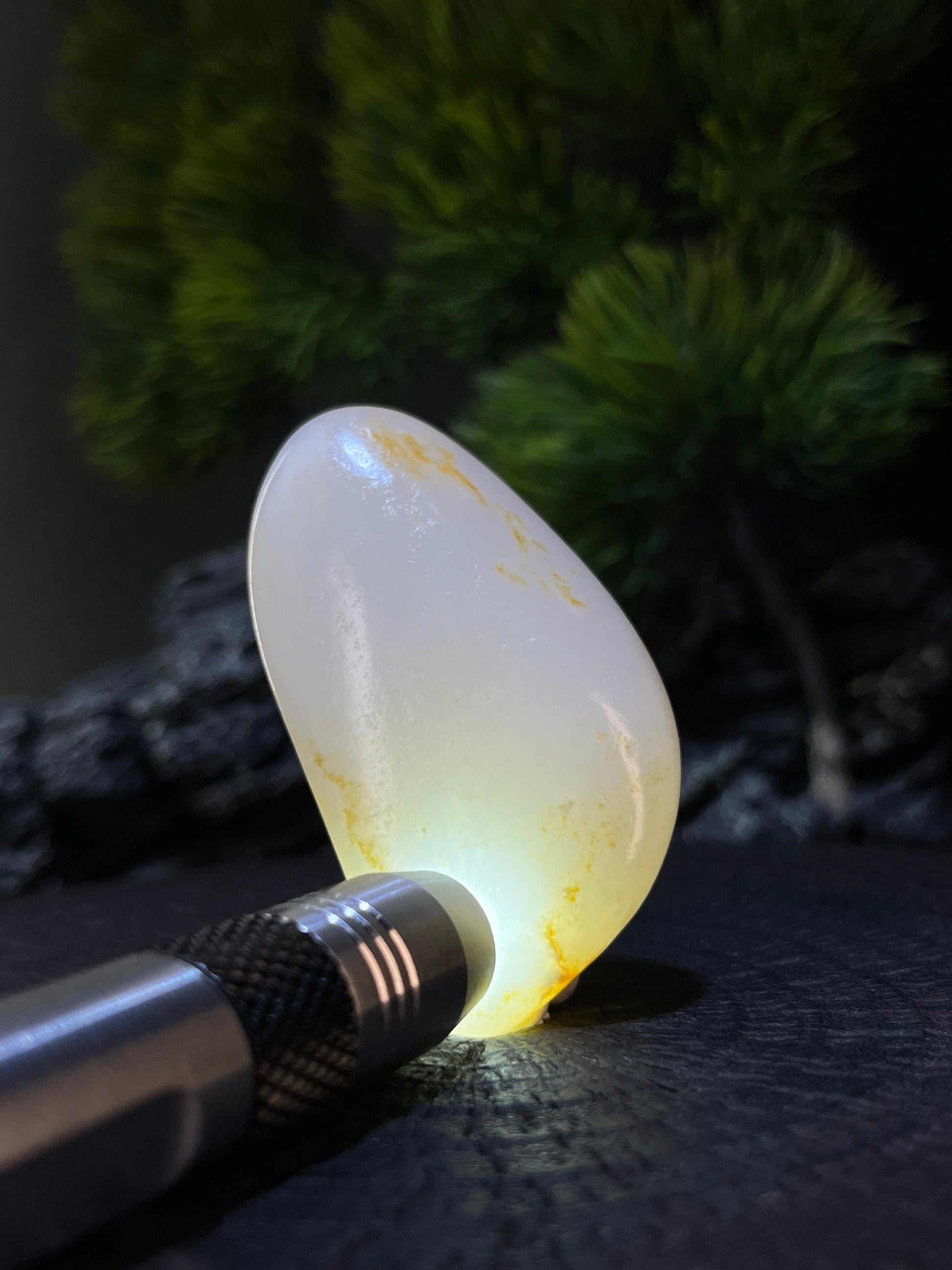 和田玉光白洒金皮籽料原石挂件（yc228103）