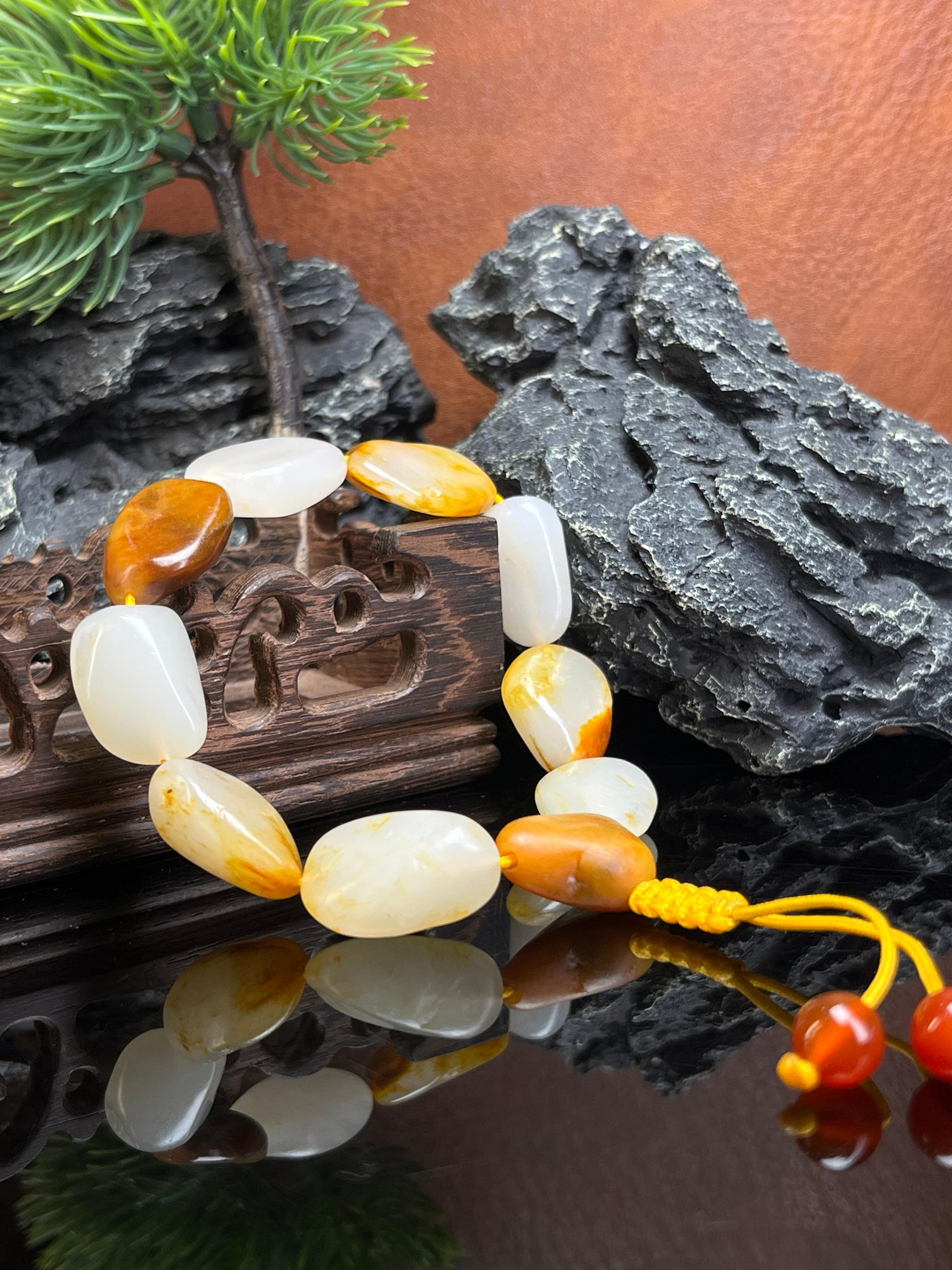 新疆和田玉籽料原石原皮无修黄沁洒金皮手串（yc229152）