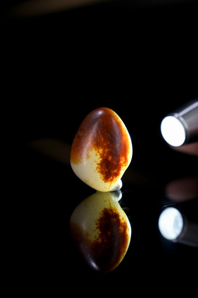 新疆天然和田玉籽料原石聚红皮挂件（yc234138）