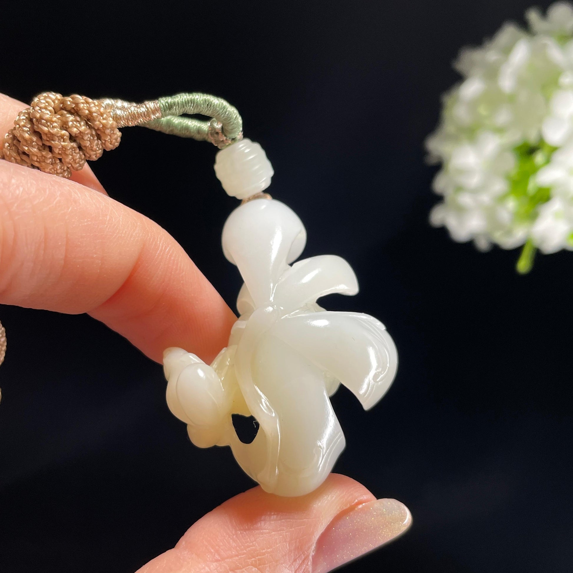 新疆和田玉米达料白玉莲花雕刻挂件（yc365292）