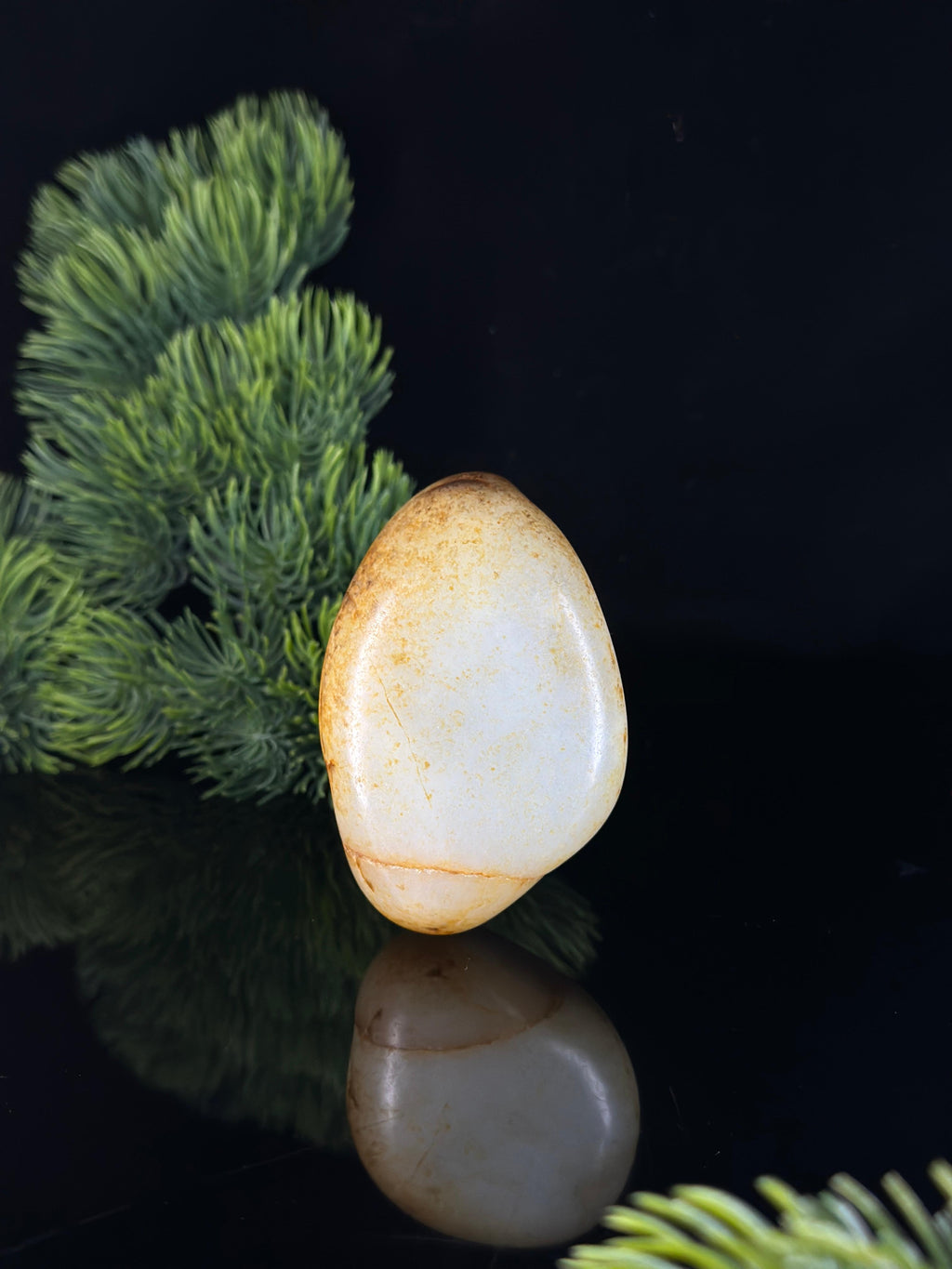 新疆和田玉白玉洒金皮秋梨皮臻品籽料手把件（yc471573）