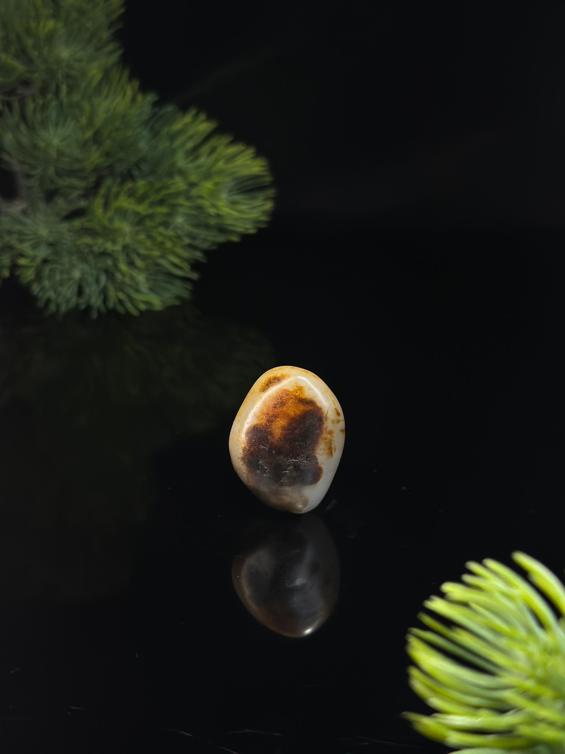 新疆和田玉意境黑红皮双面皮挂件籽（yc479132）