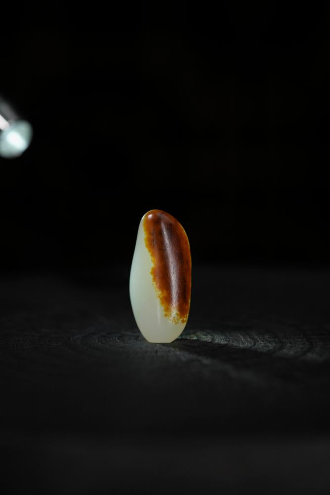 新疆和田玉聚红皮白肉籽料原石挂件（yc233419）