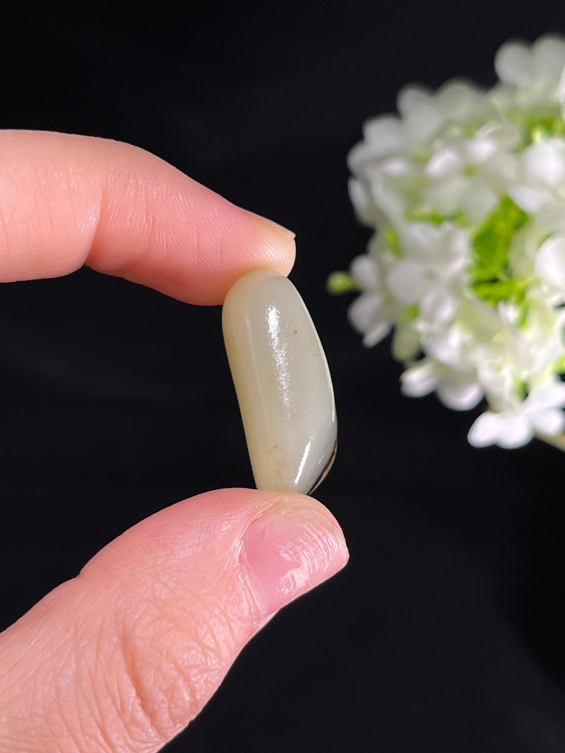 和田玉黑皮青白玉籽料原石（yc249843）