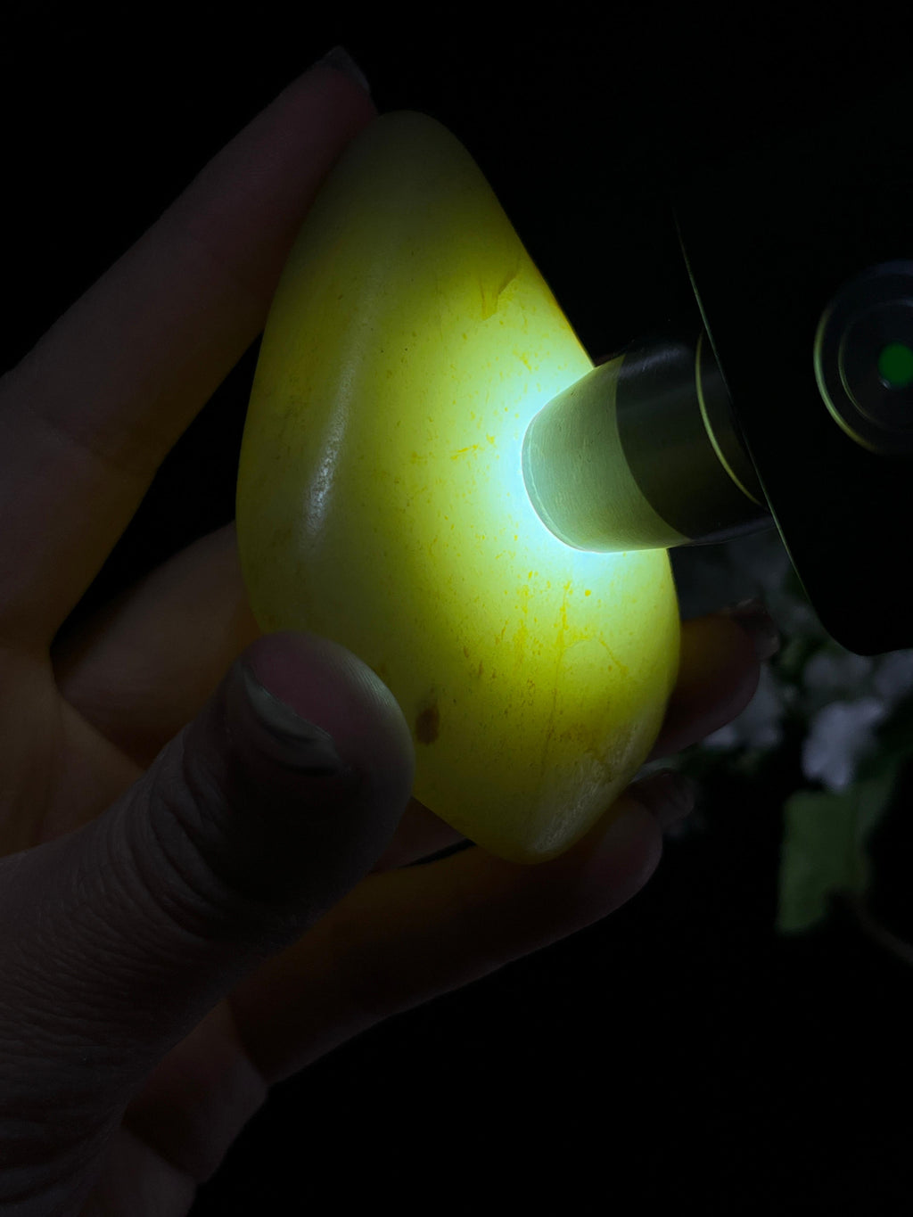 新疆和田玉青白种带红皮籽料原石手把件（yc250459）