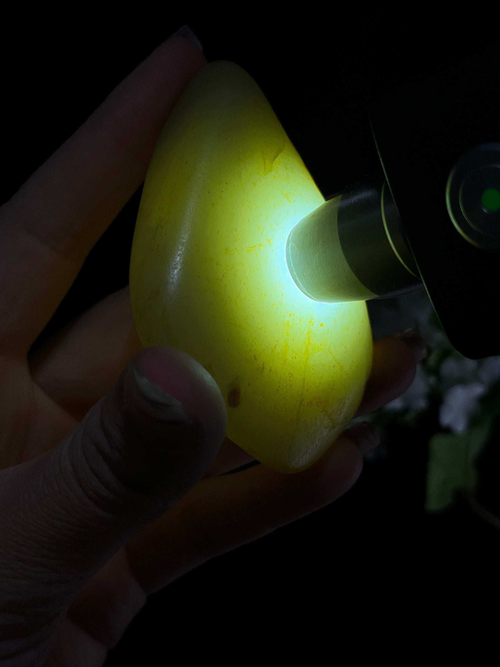 新疆和田玉青白种带红皮籽料原石手把件（yc250459）