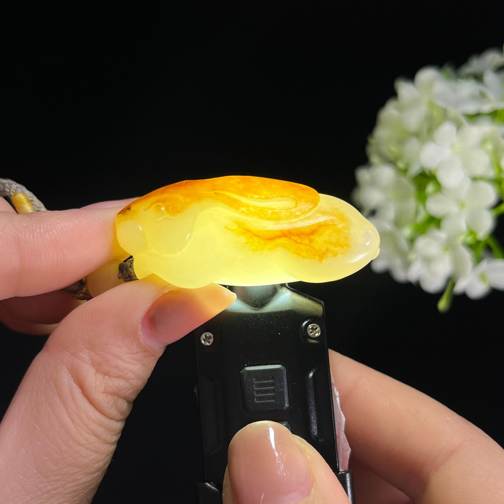 新疆天然和田玉白玉红皮籽料兔雕刻挂件（yc379511）