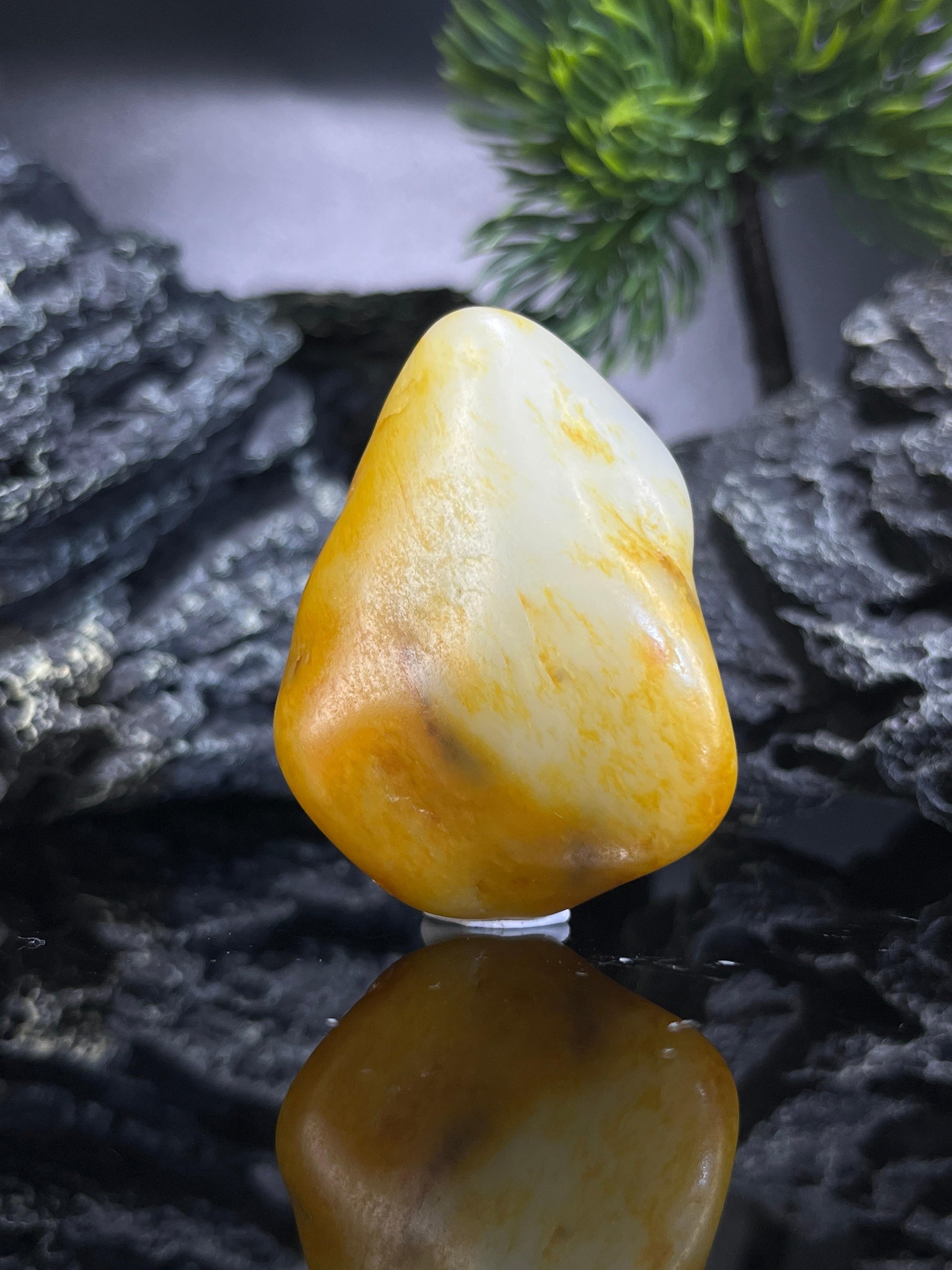 和田玉聚黄带洒金籽料原石（yc212508）