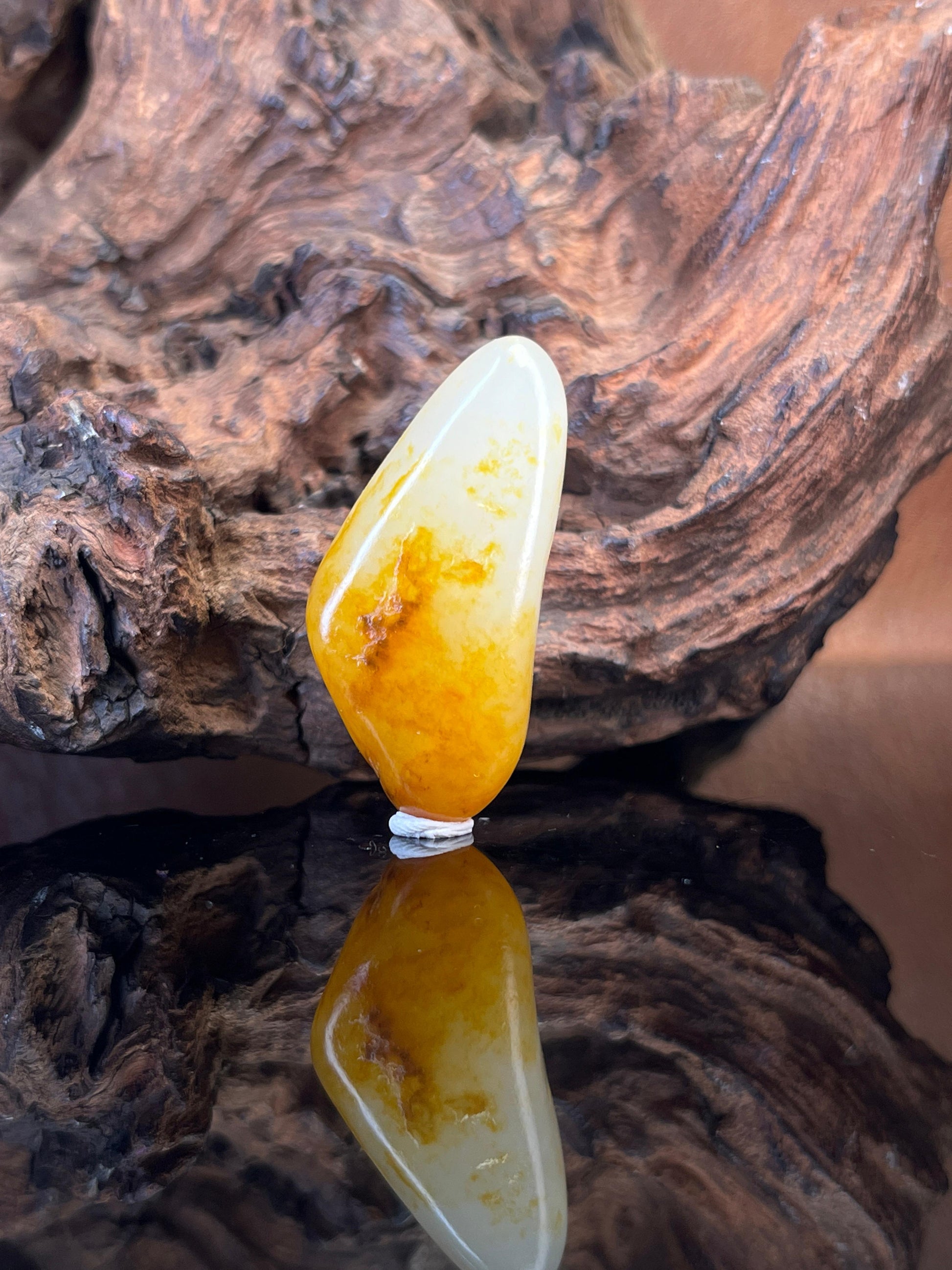 新疆和田玉黄皮籽料原石挂件（yc228182）