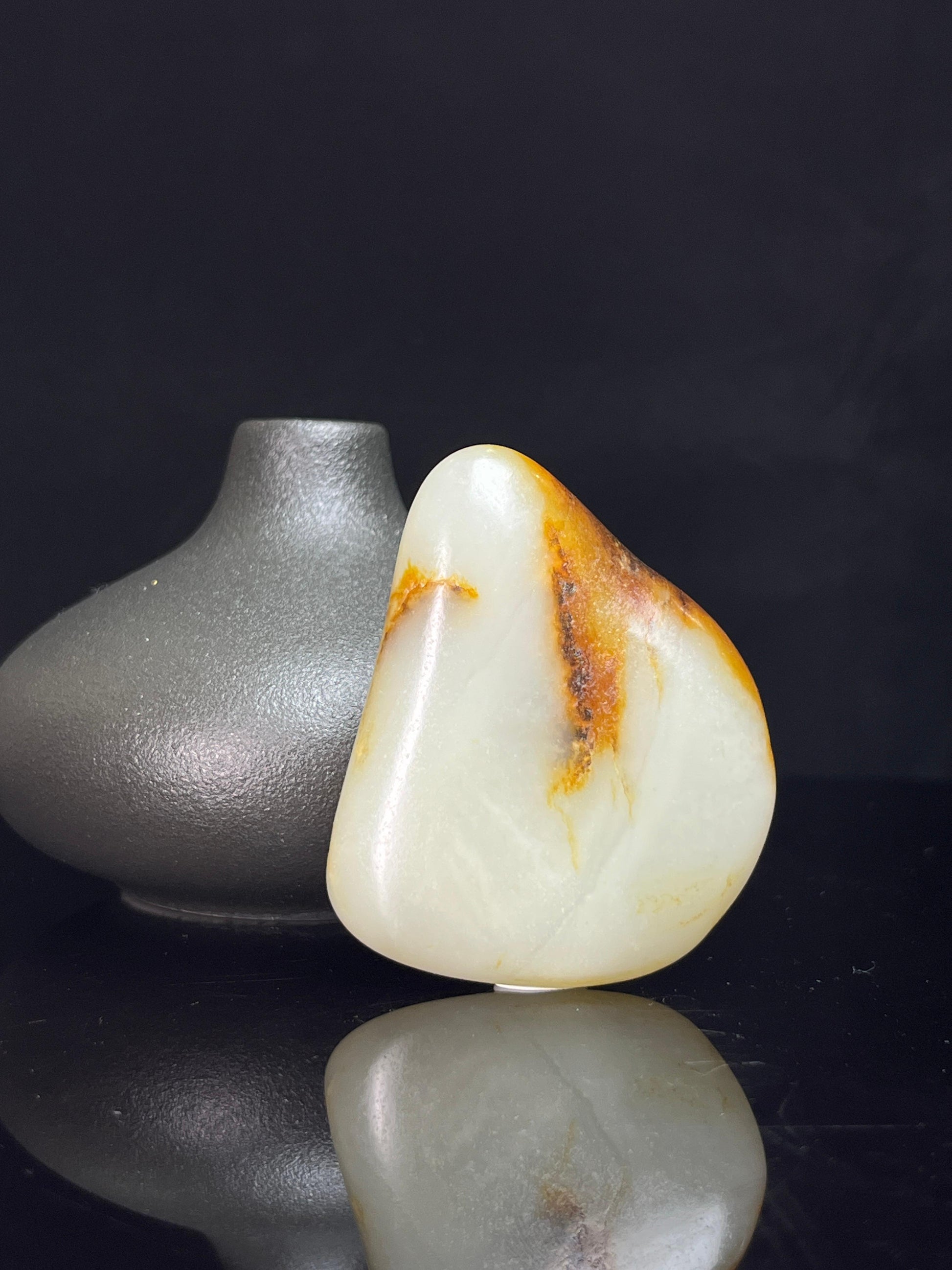 新疆和田玉籽料原石红皮白肉挂件（yc235079）