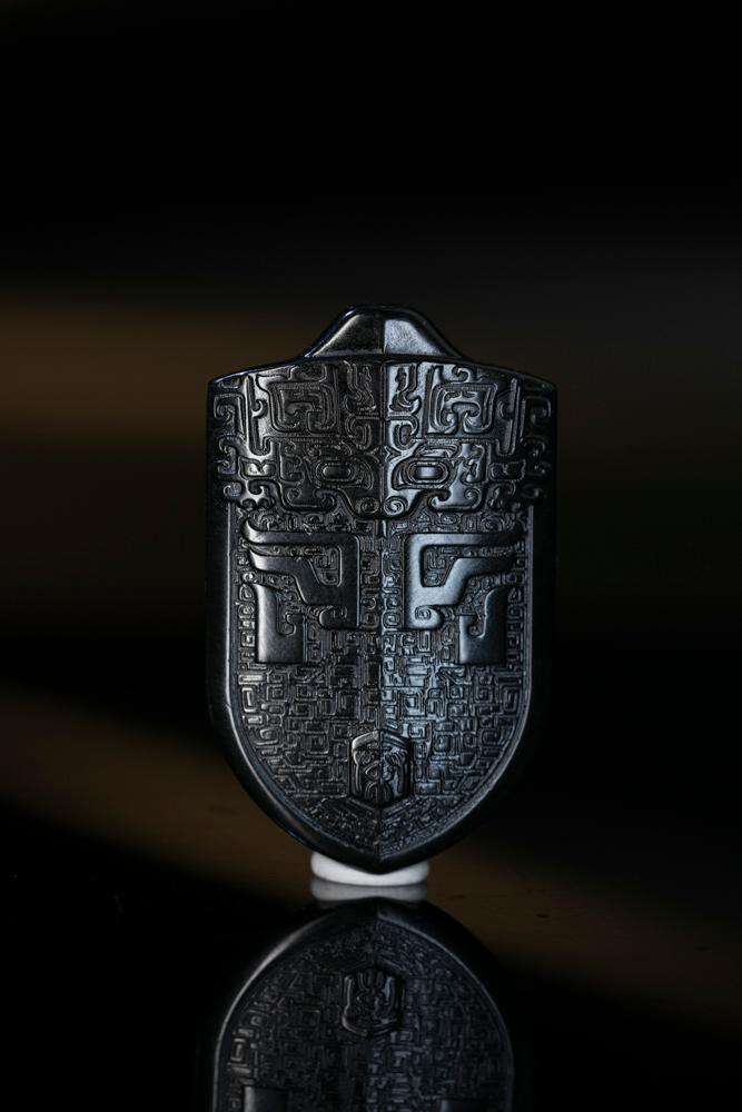 和田玉塔青“墨玉玄盾・古韵饕餮”挂件（yc248271）