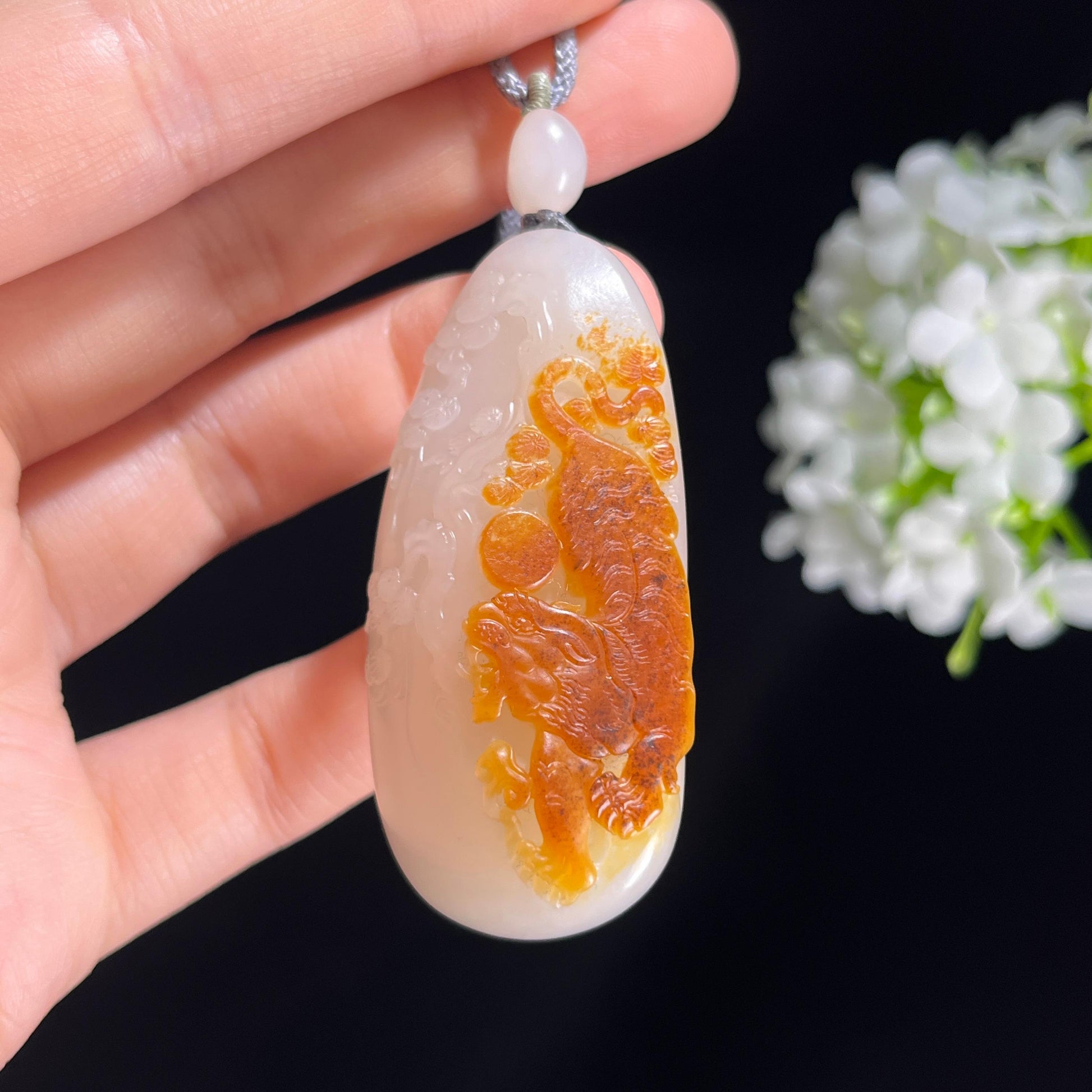 新疆天然和田玉白玉红皮籽料虎雕刻挂件（yc379475）