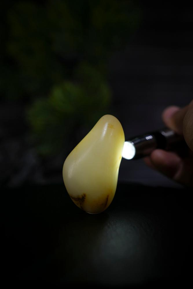 新疆和田玉聚黄皮白玉 “玉润灵犀”籽料原石挂坠（yc230256）