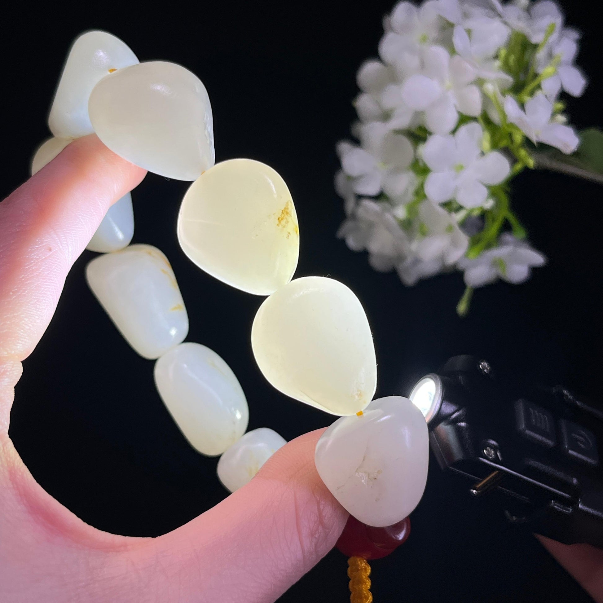 和田玉白玉洒金皮“碎金流月”籽料手串（yc310543）