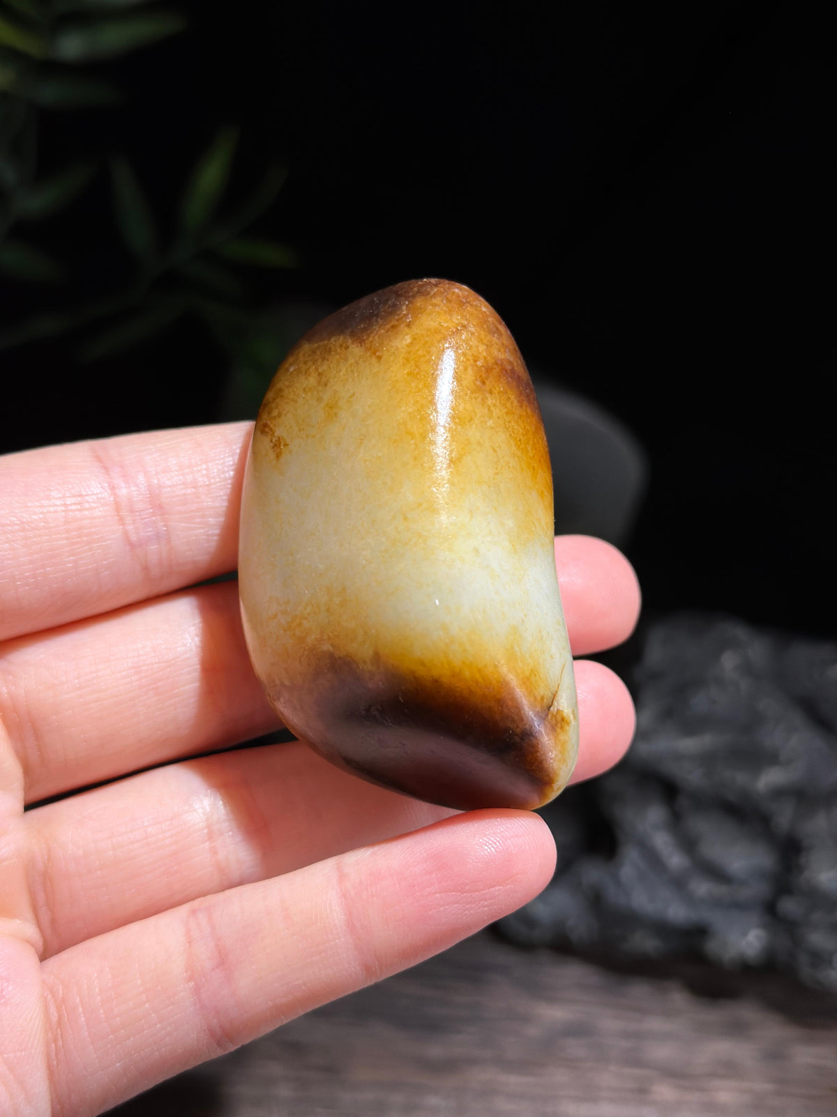新疆和田玉珍品白玉黑秋梨皮籽料手把件（yc716059）