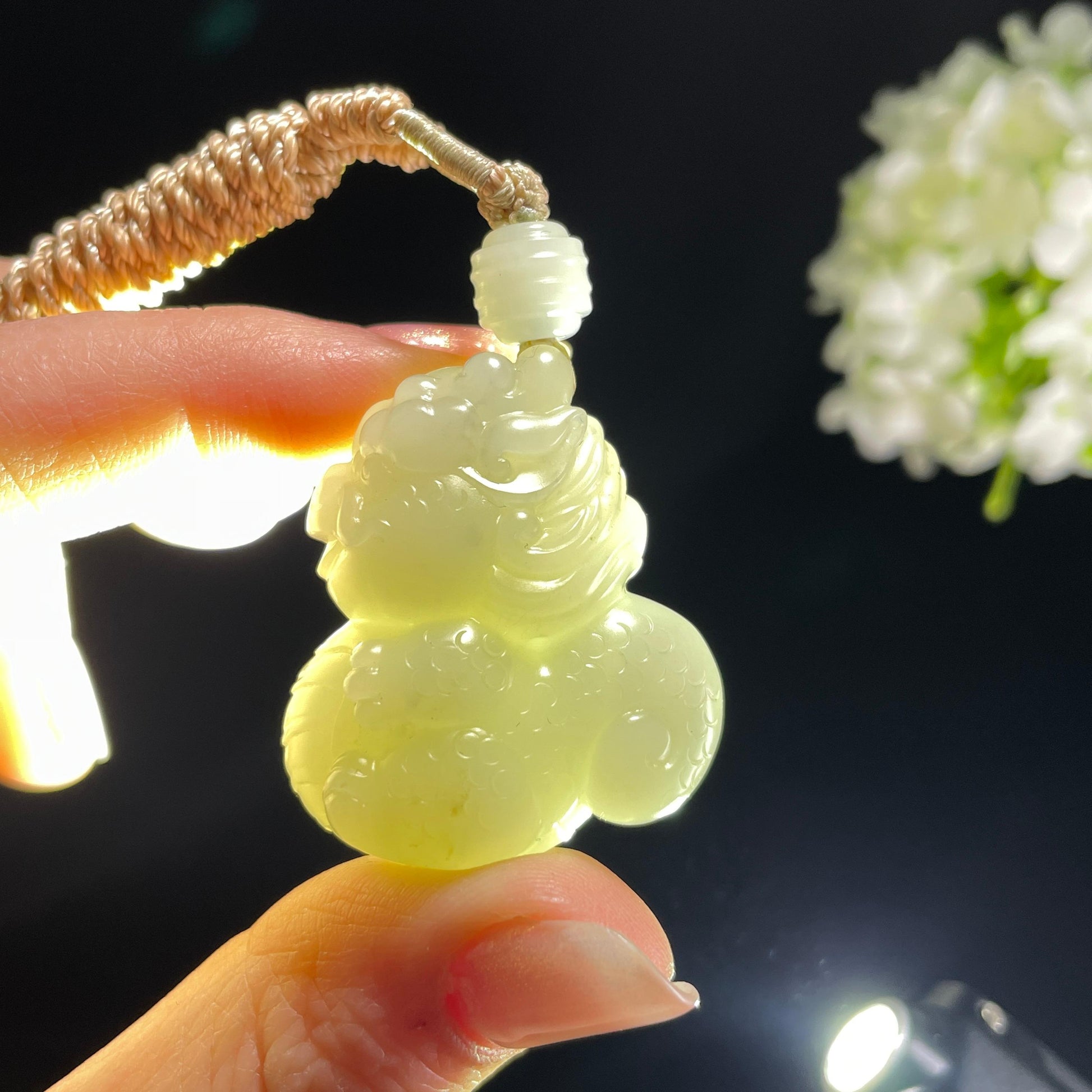 新疆和田玉米达料白玉卡通龙雕刻挂件（yc365295）