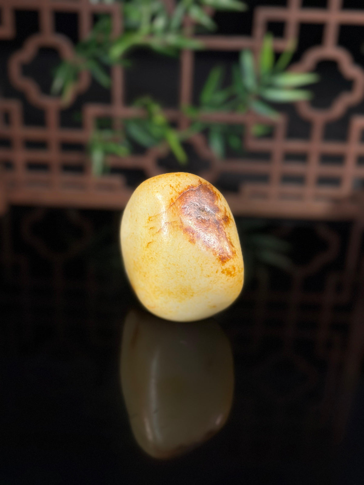 新疆和田玉白玉洒金皮聚红皮臻品籽料摆件（yc477529）