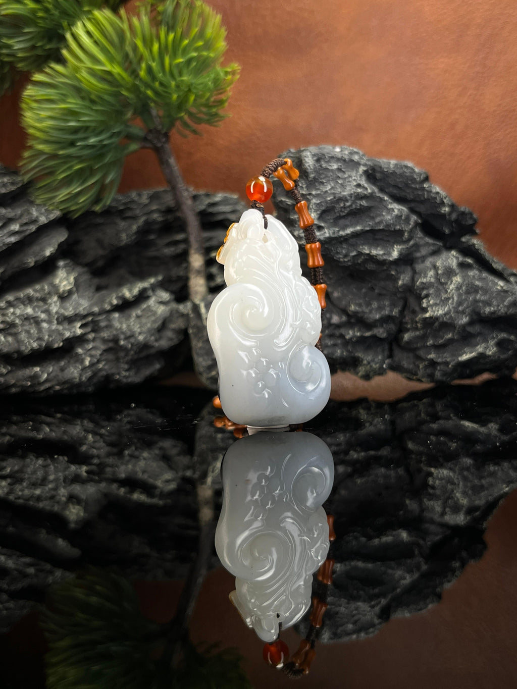 和田玉籽料“青花福牛呈祥”雕刻挂件（yc222785）