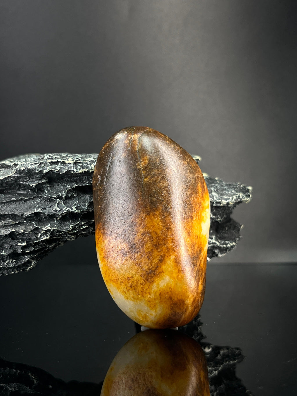 新疆和田玉聚黑带黄皮籽料原石手把件（yc240357）