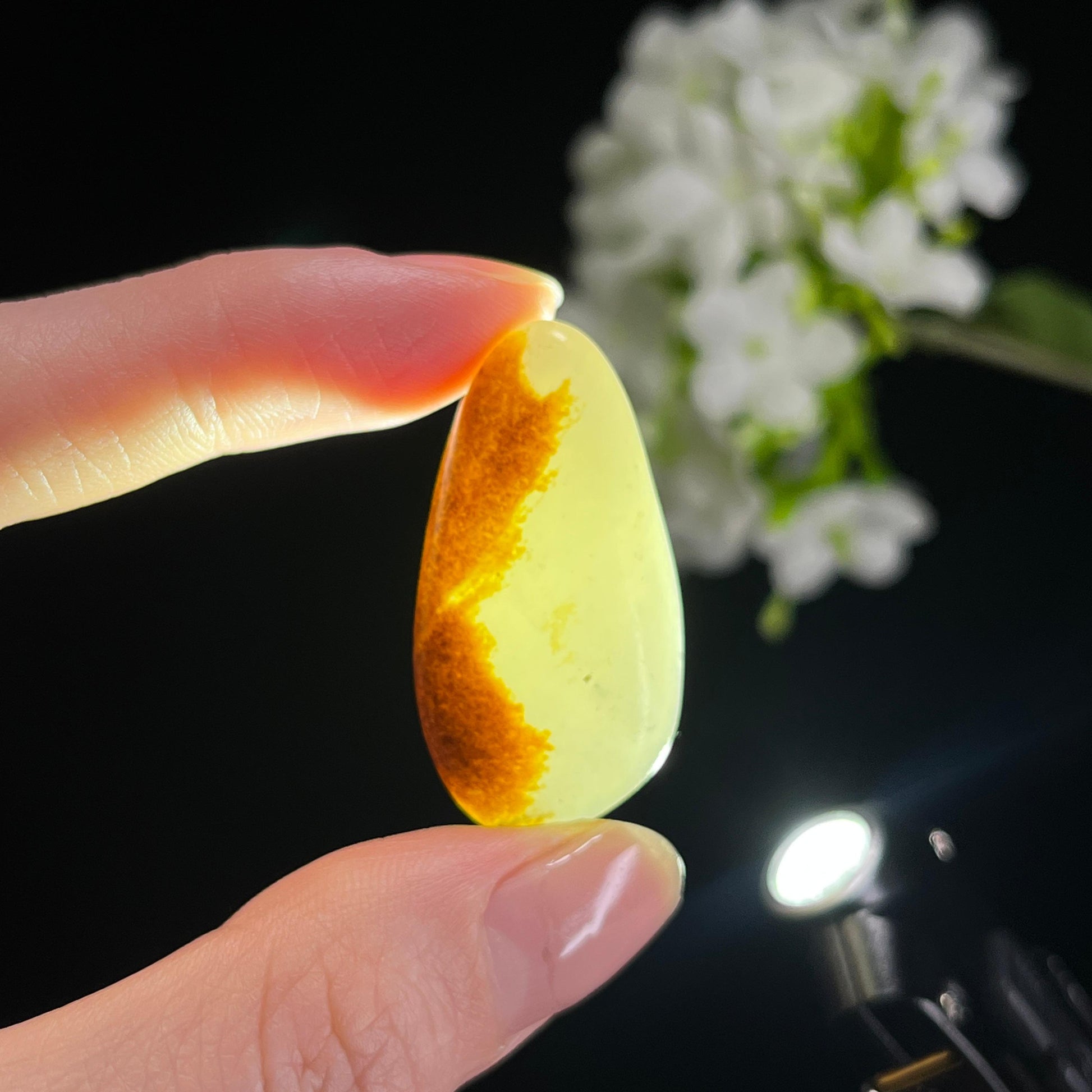 和田玉白玉意境聚红皮籽料原石挂件（yc308829）