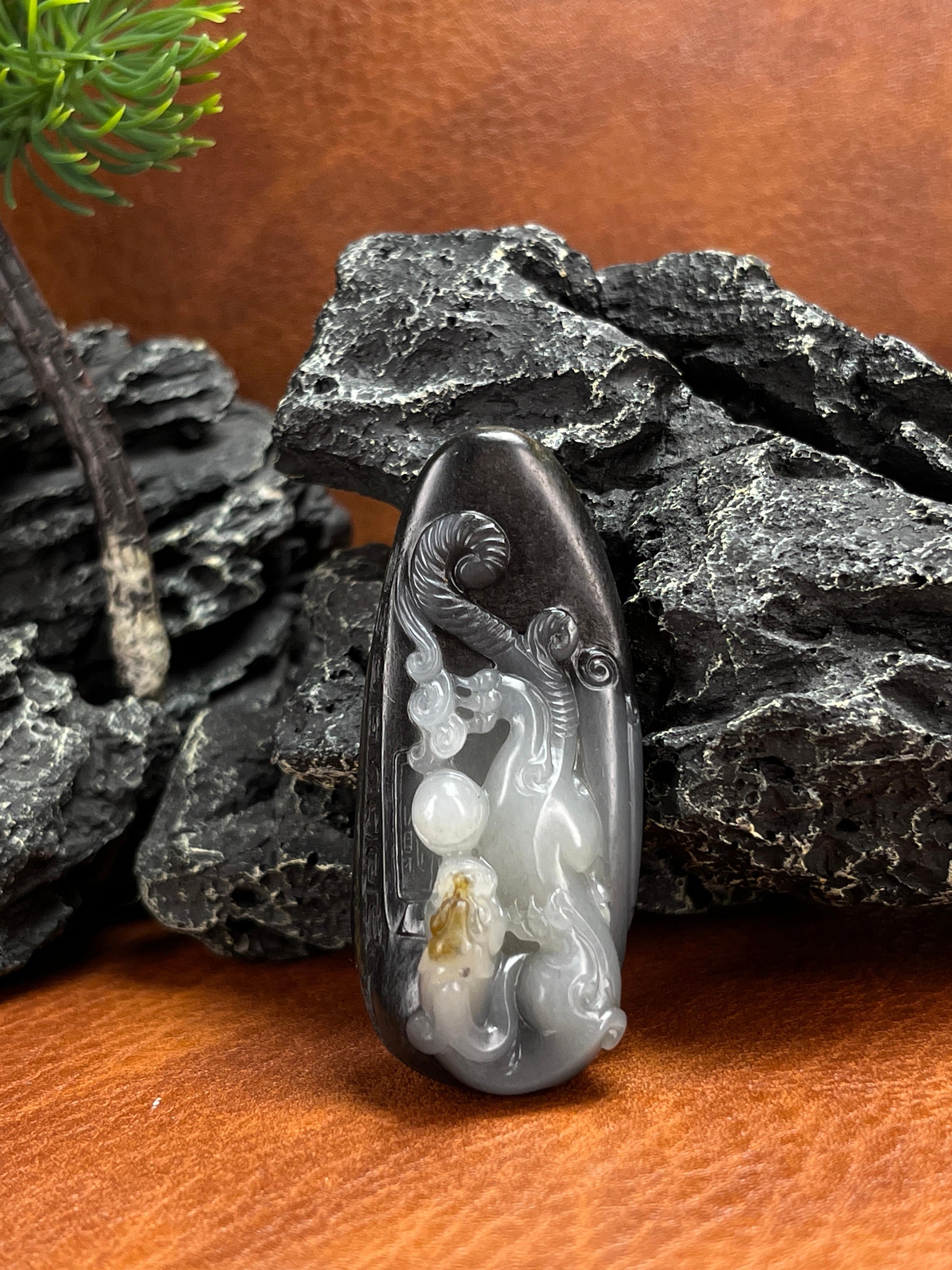 和田玉青花籽料龙形雕刻挂件（yc222736）