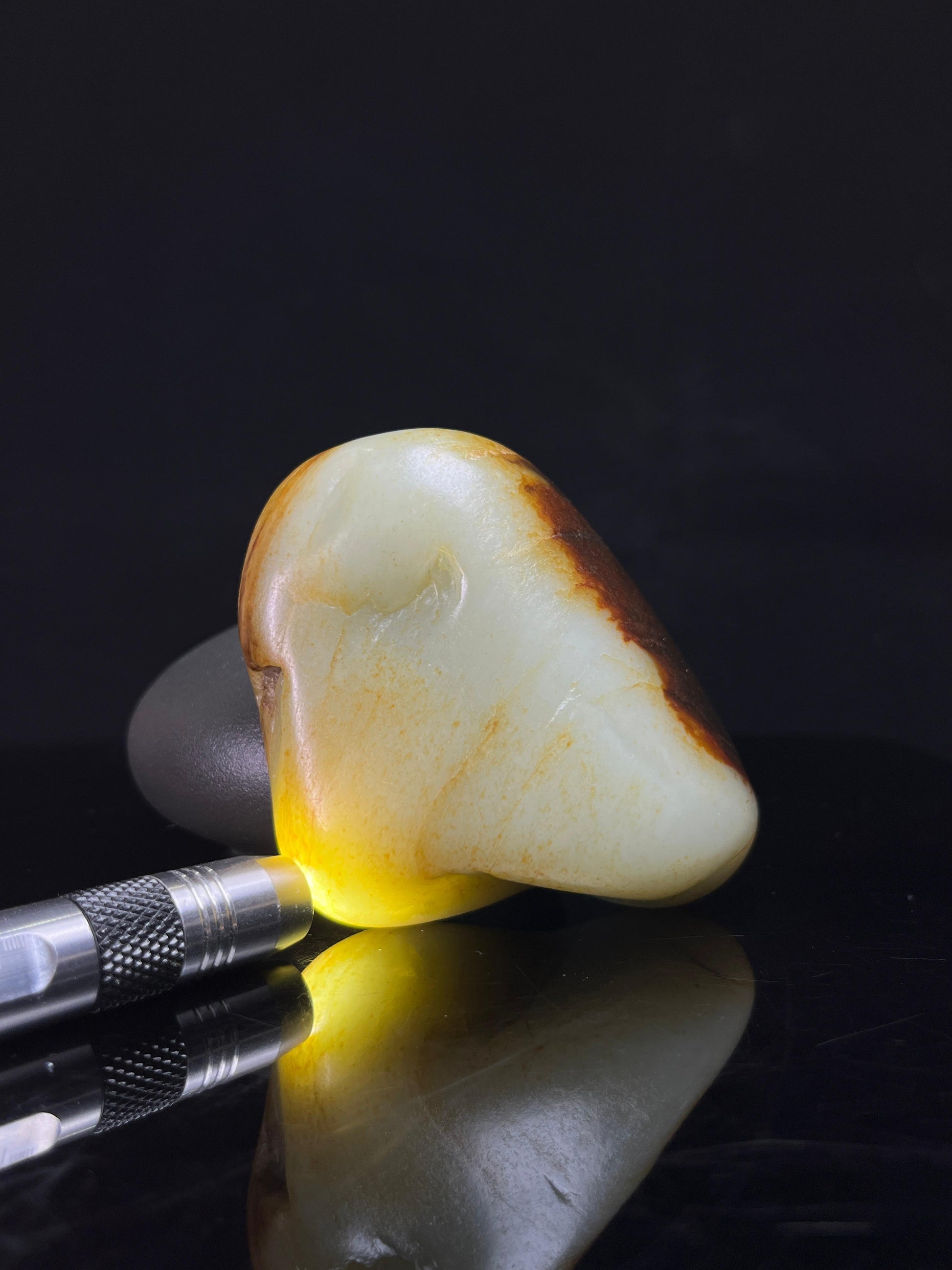 新疆和田玉籽料原石黑红皮挂件原皮独籽（yc235070）