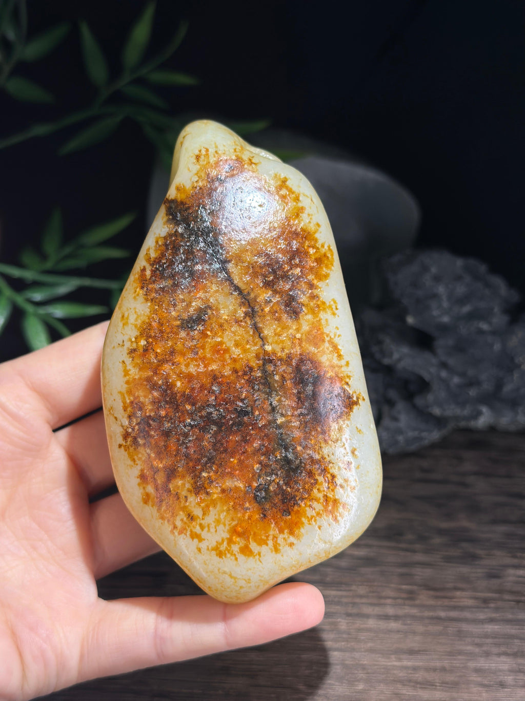 新疆和田玉收藏级黑红皮籽料摆件（yc716087）