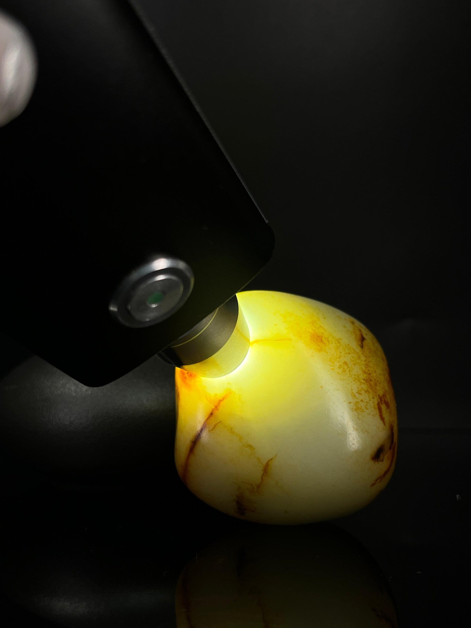 新疆和田玉暖白种玛丽艳红皮洒金籽料原石（yc241950）