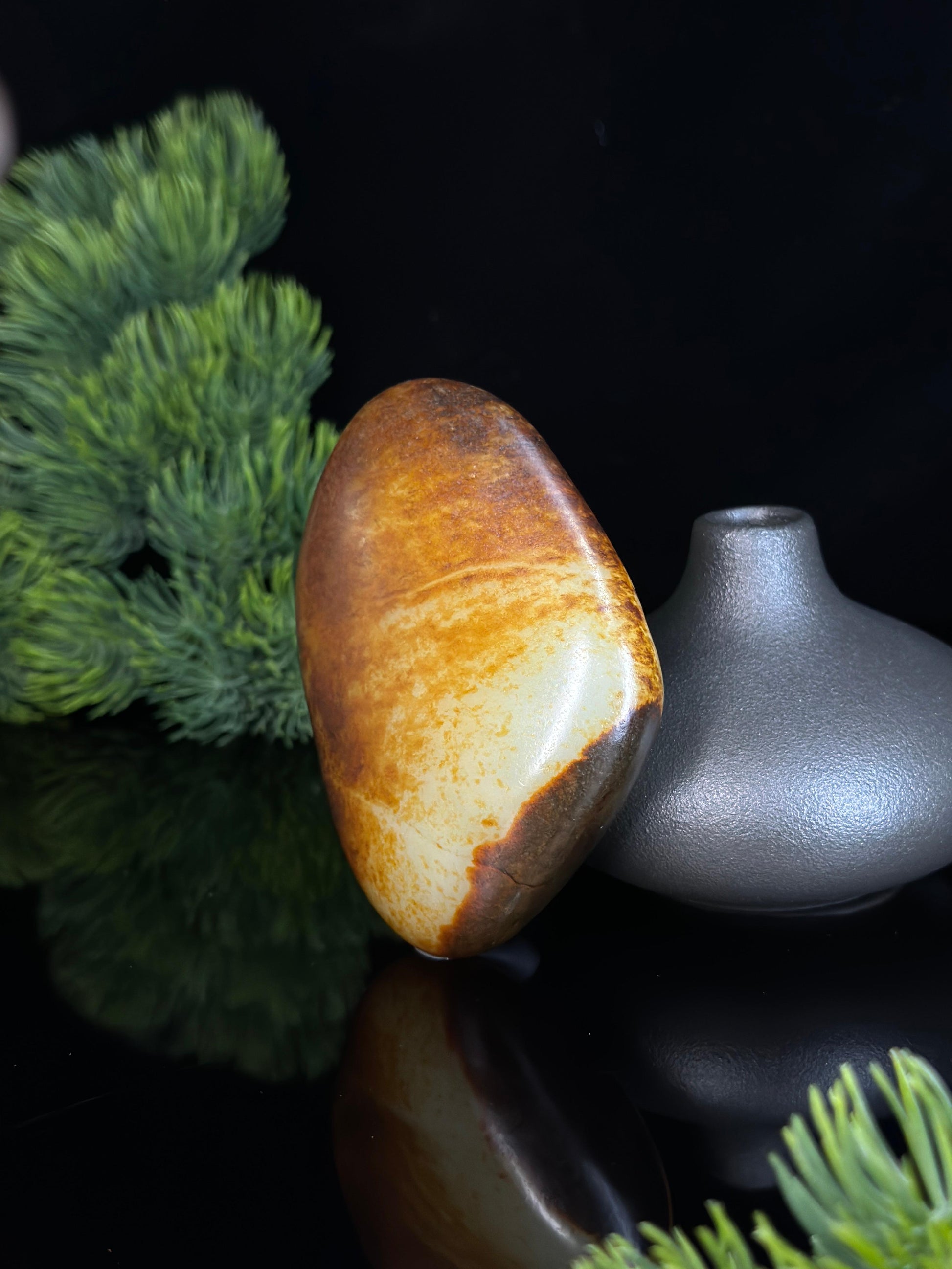 新疆和田玉白玉聚黑皮通体秋梨皮籽料摆件（yc471592）