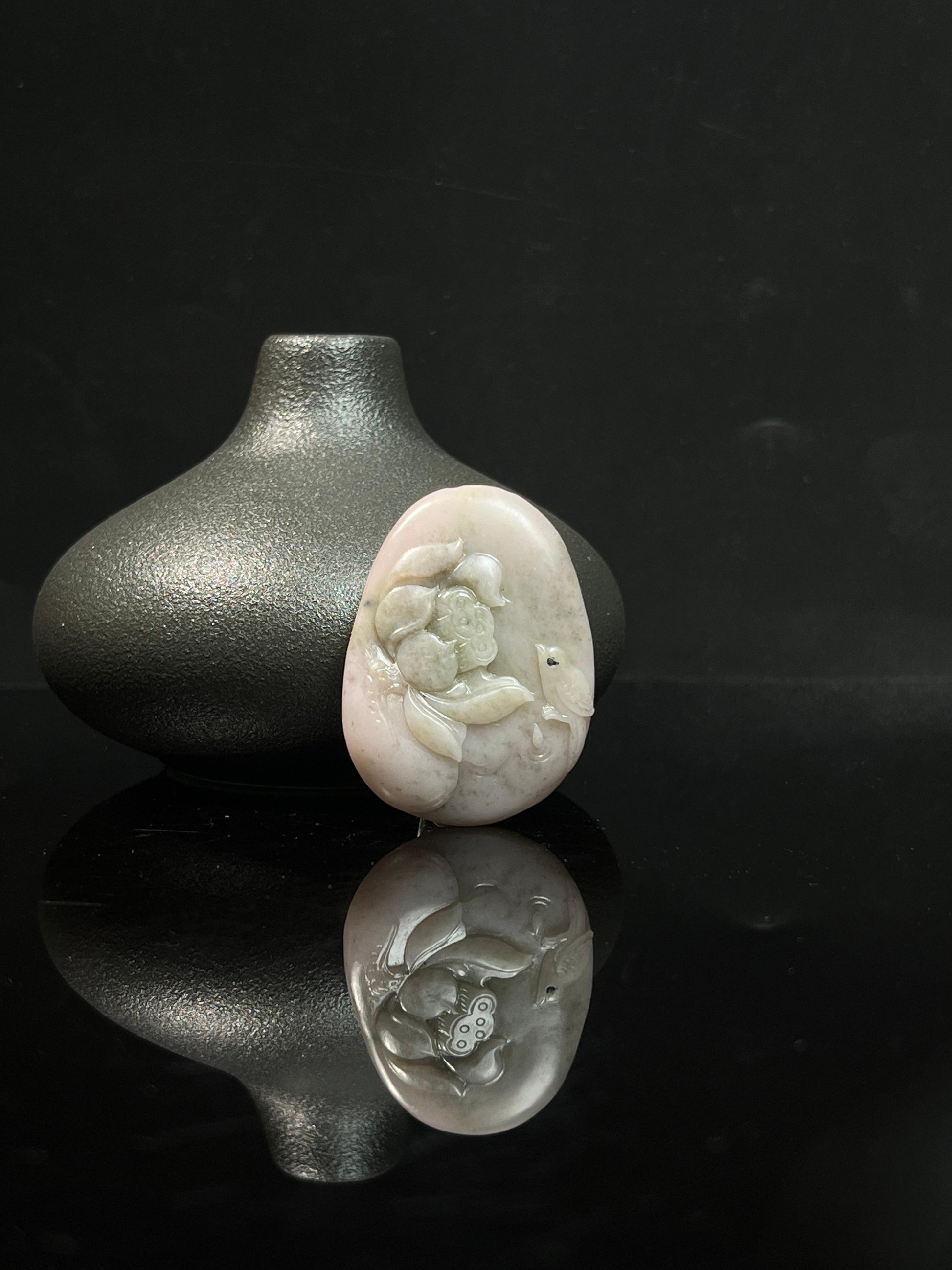 新疆和田玉桃花玉一品青莲挂件（yc240013）